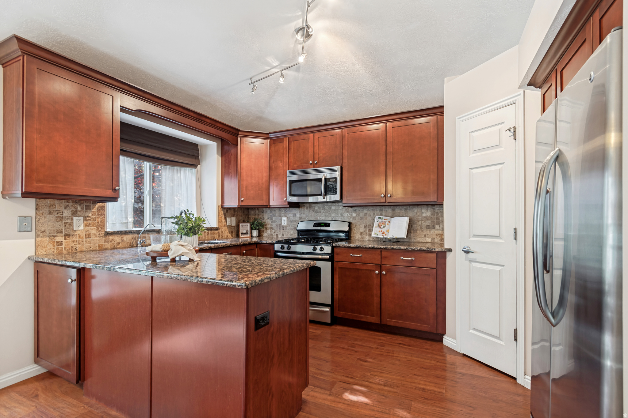 main property photo 5
