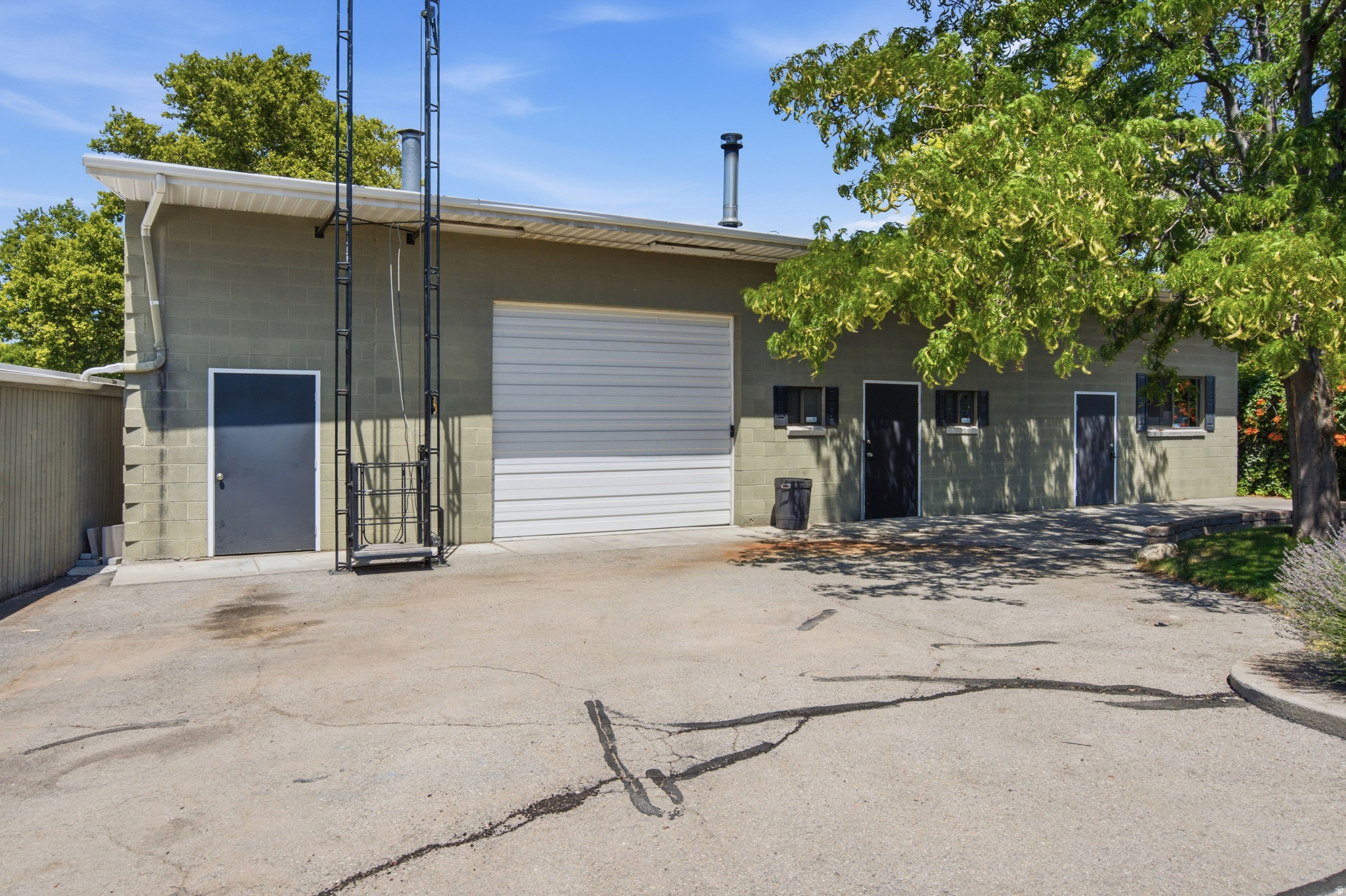 main property photo 28