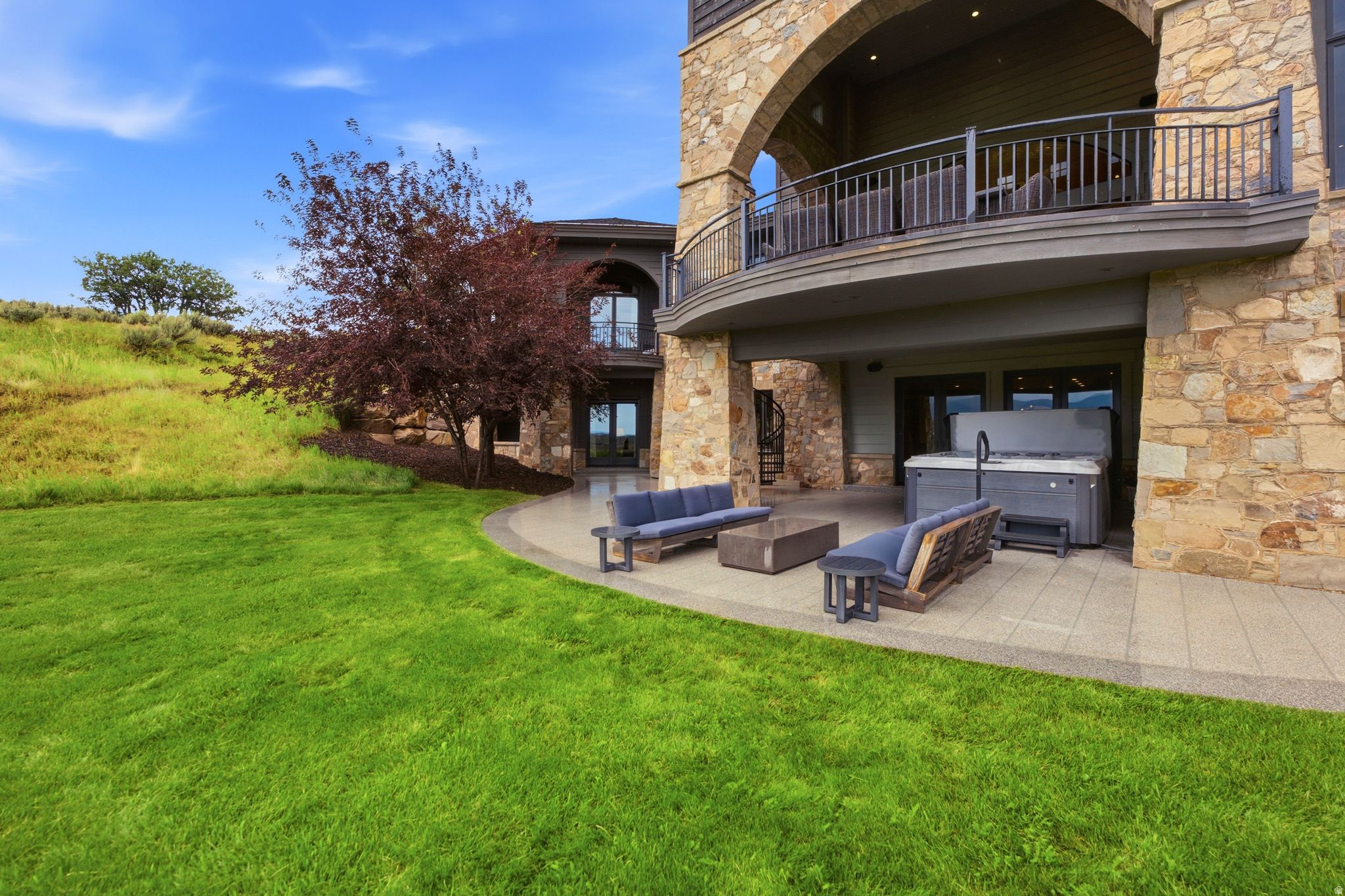 main property photo 123