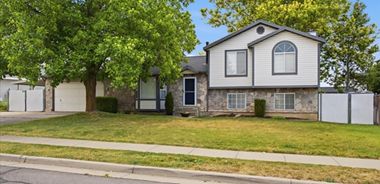 image of property with 6 Bed | 3 Bath | 2,445 Sqft
