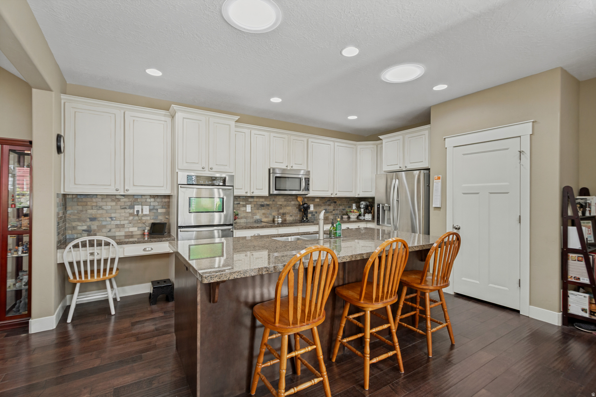 main property photo 10