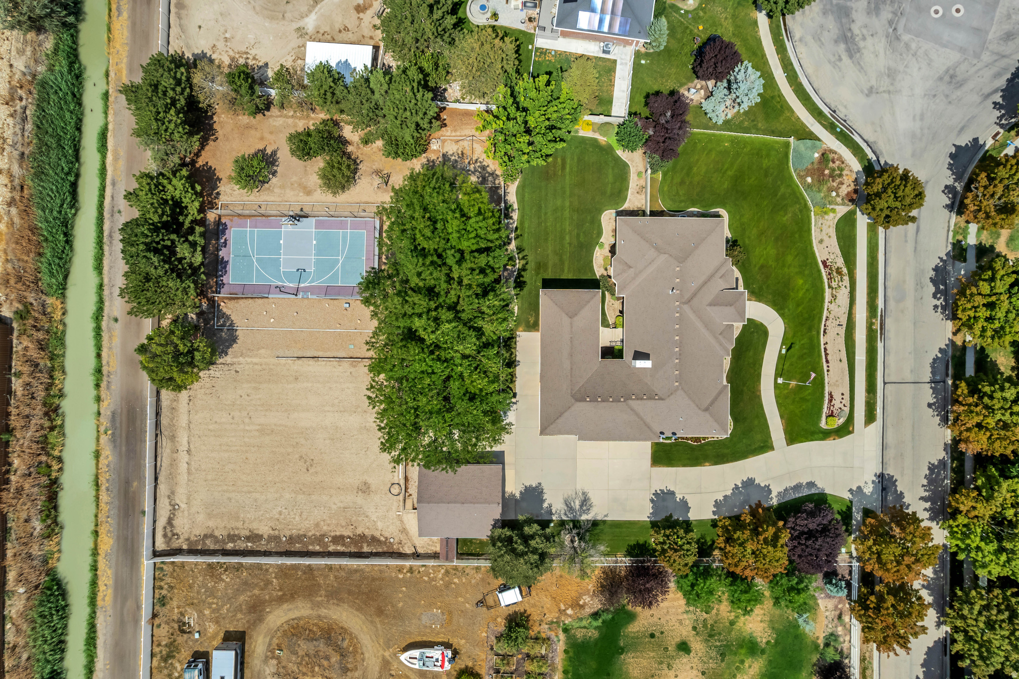 main property photo 40
