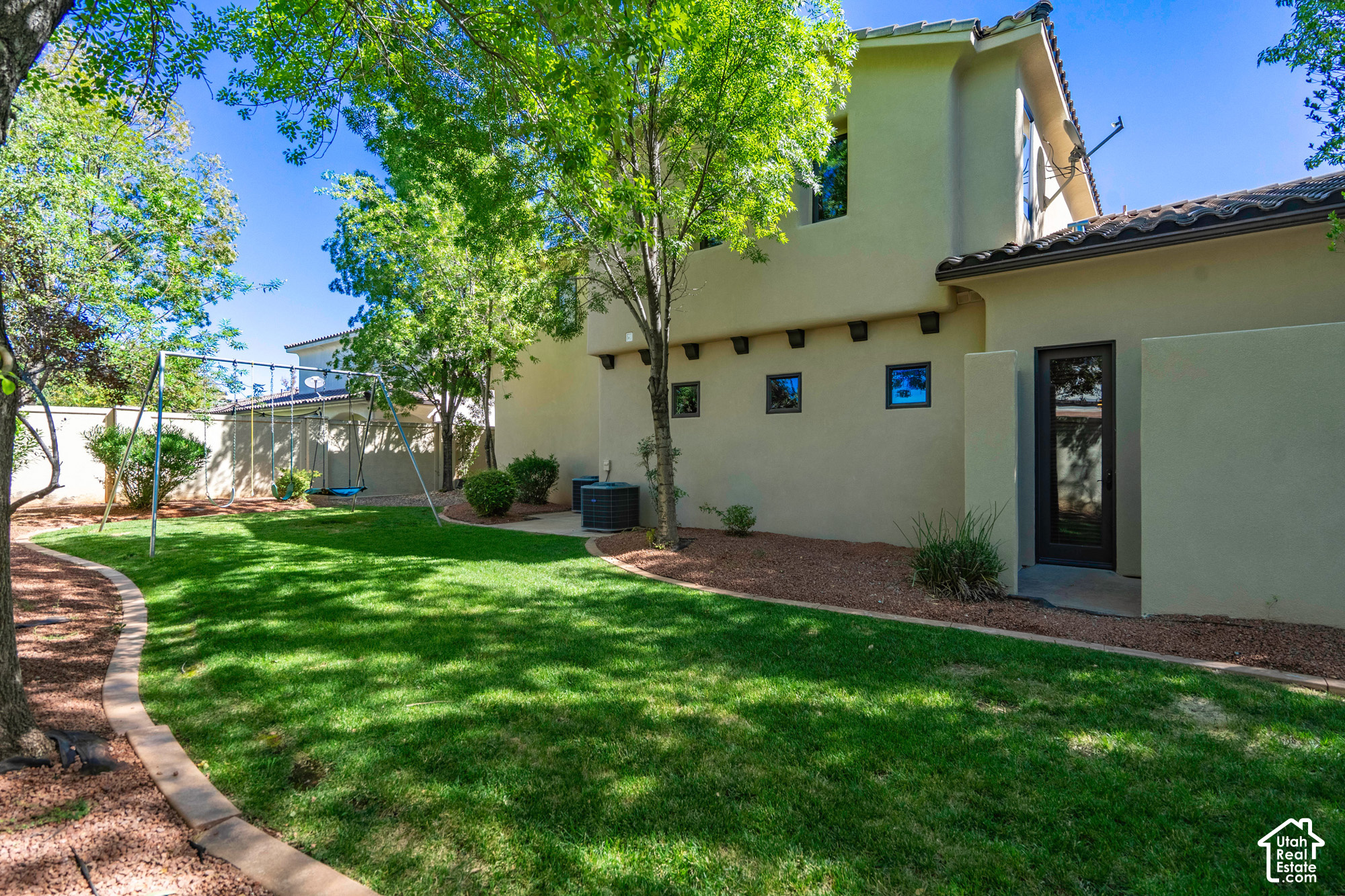 main property photo 123