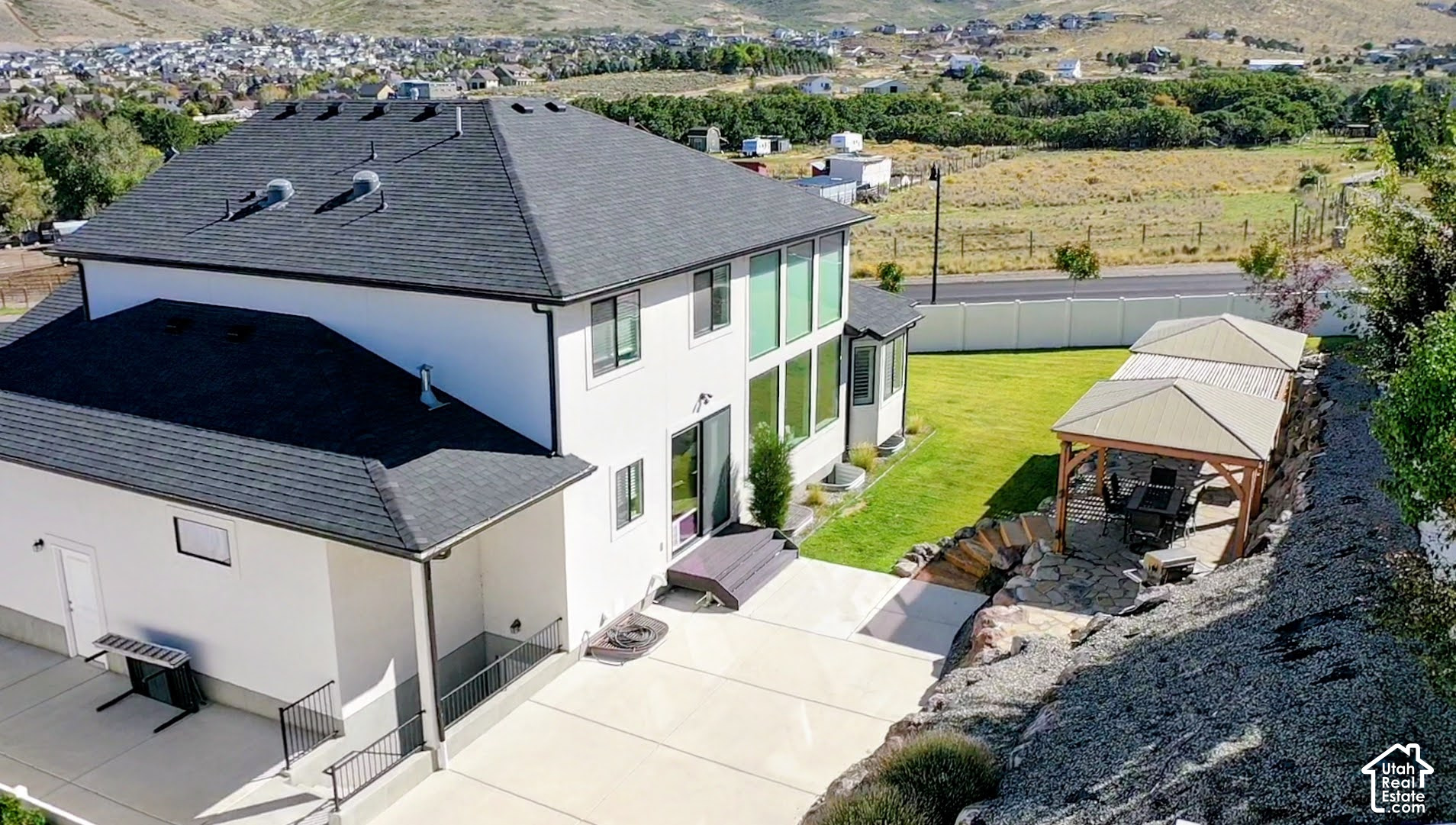 main property photo 15
