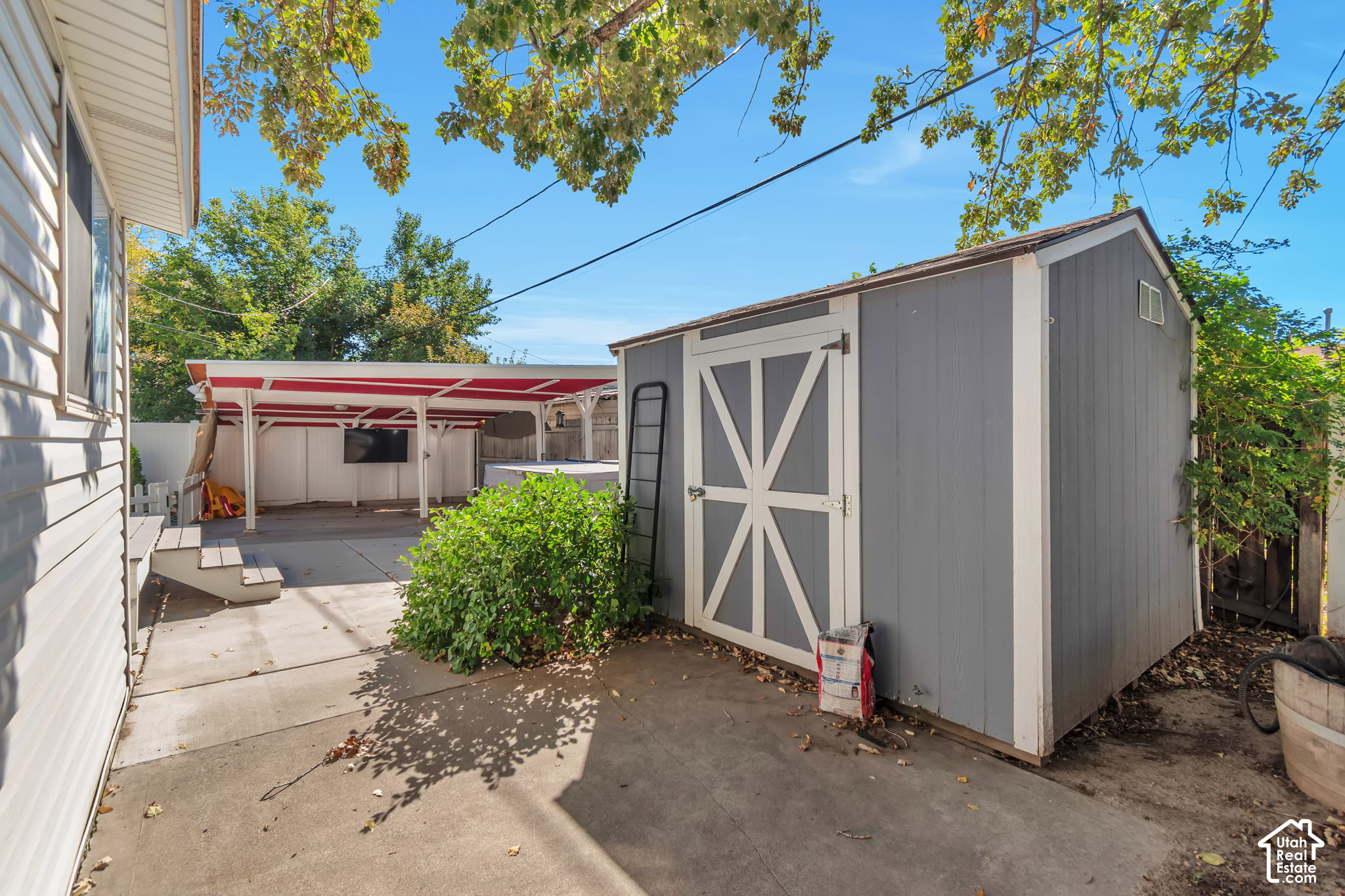 main property photo 28