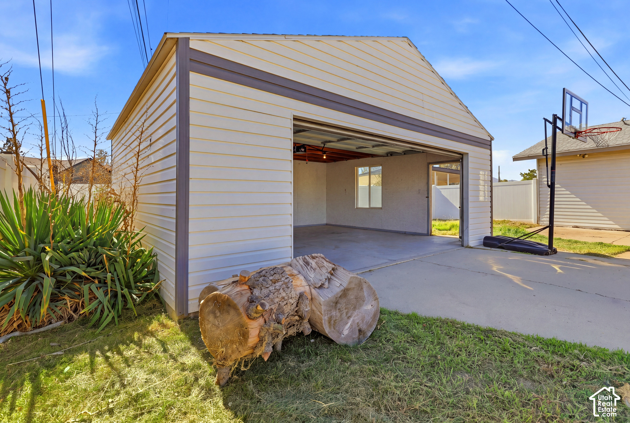 main property photo 28