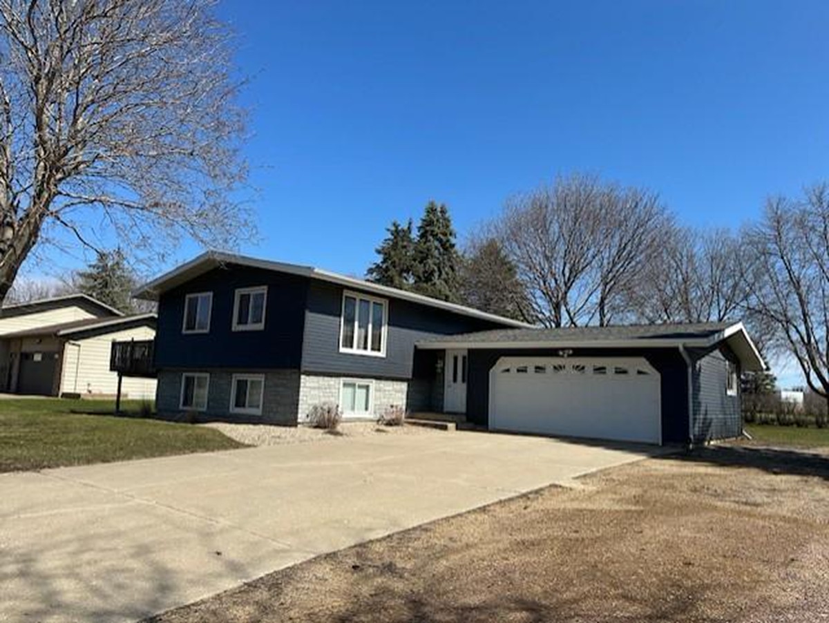 FOR SALE 1520 River Rd, Windom, MN 4 Bed / 2 Bath River's Edge Realty
