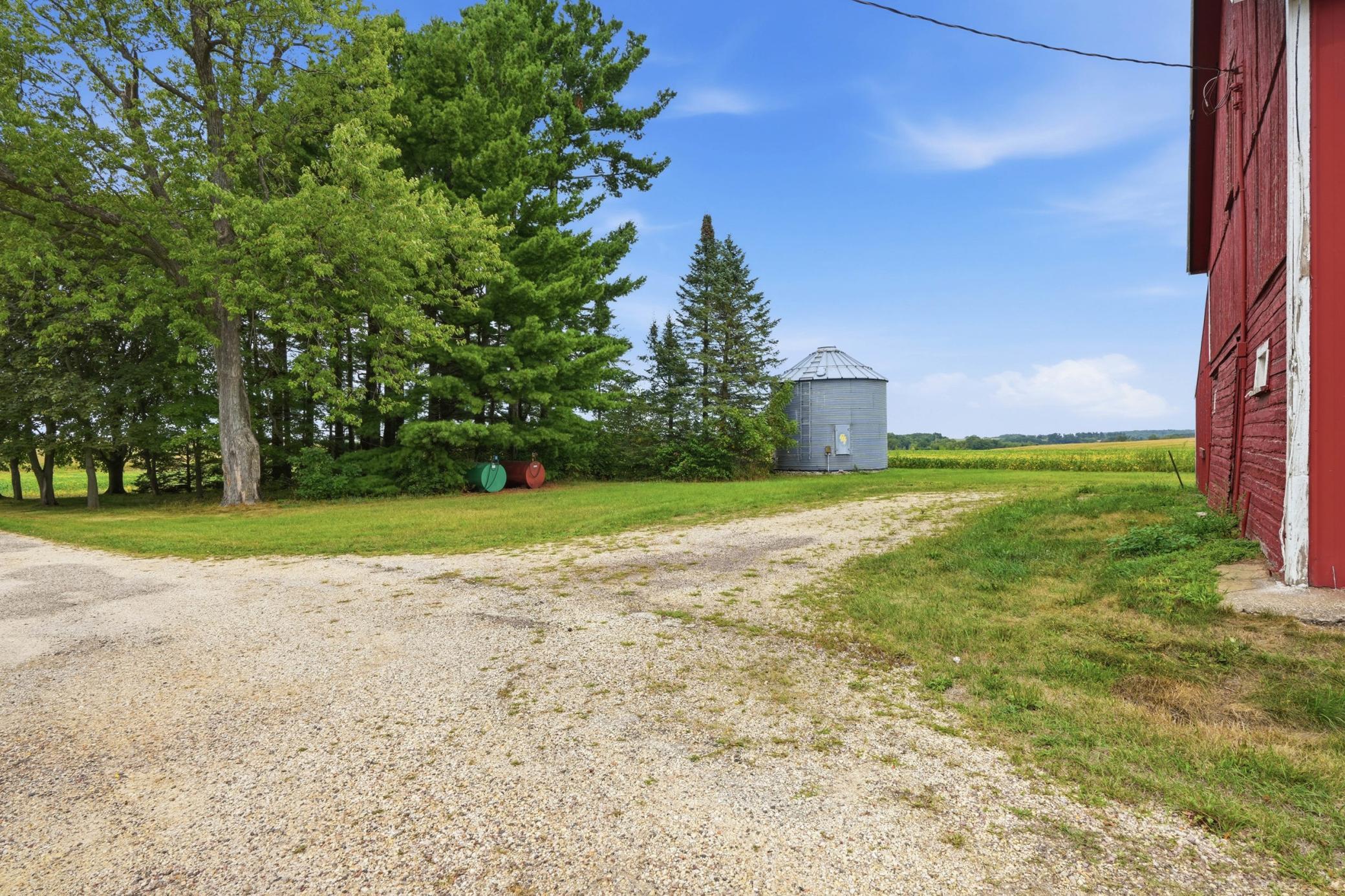 main property photo 40