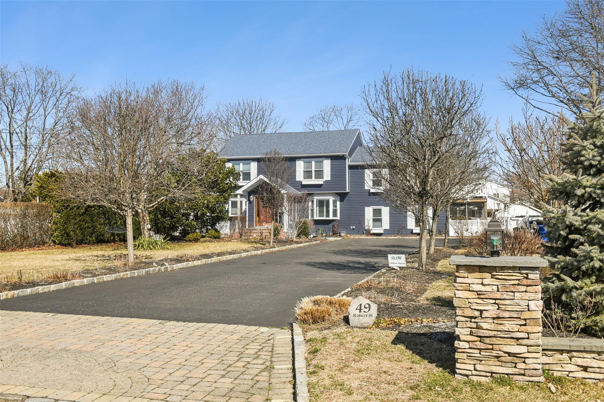 49 Robert St, Patchogue, NY 11772