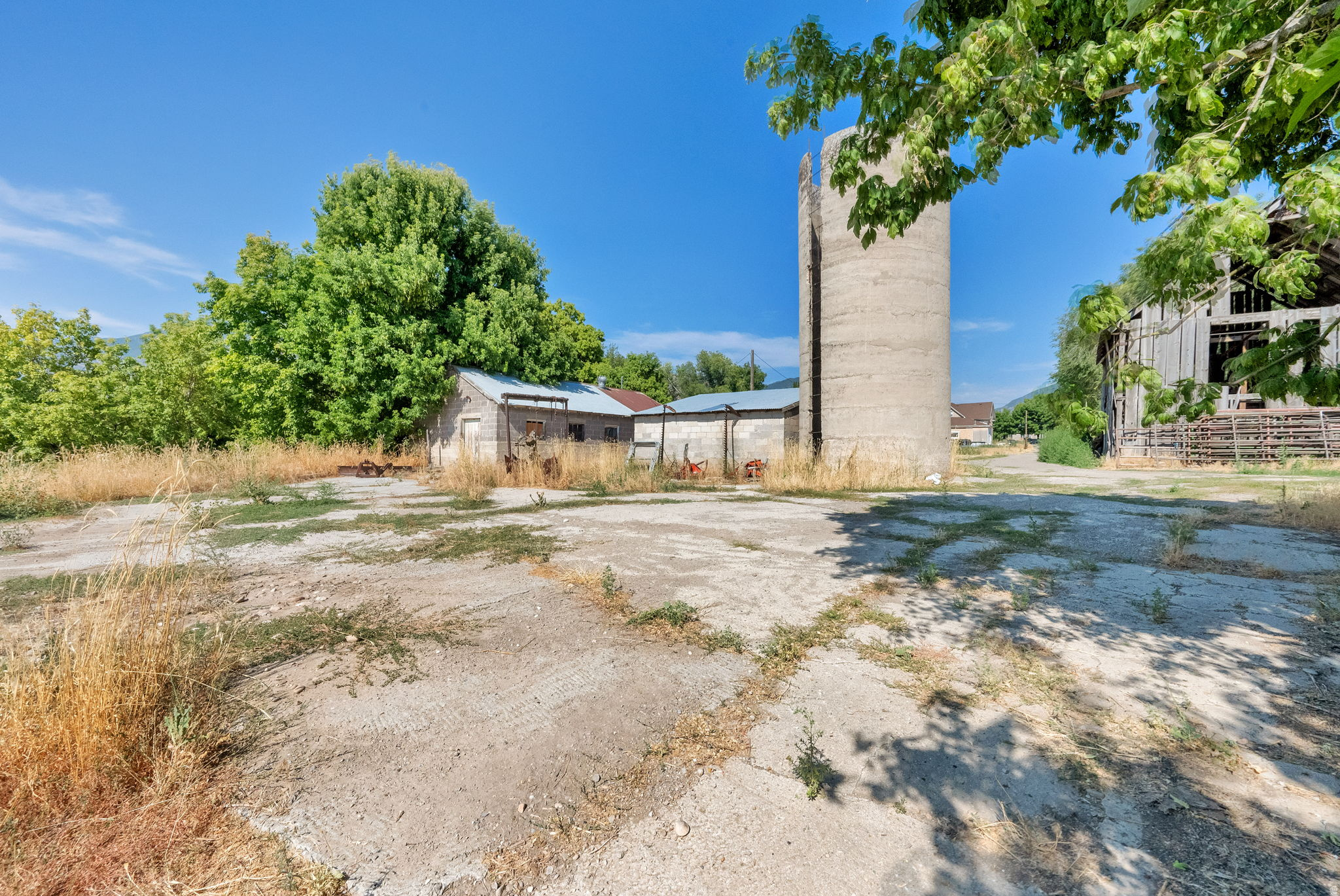 main property photo 28