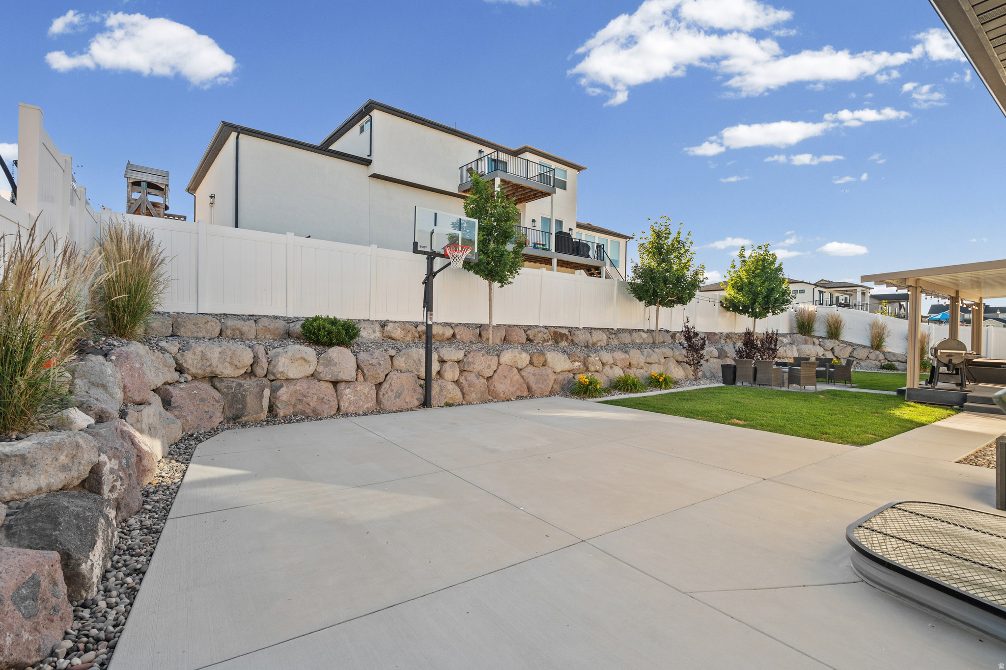 main property photo 25