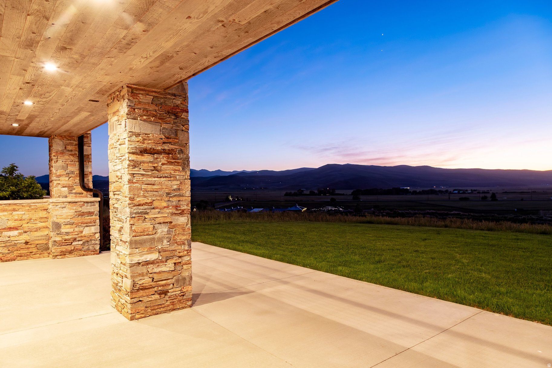 main property photo 50