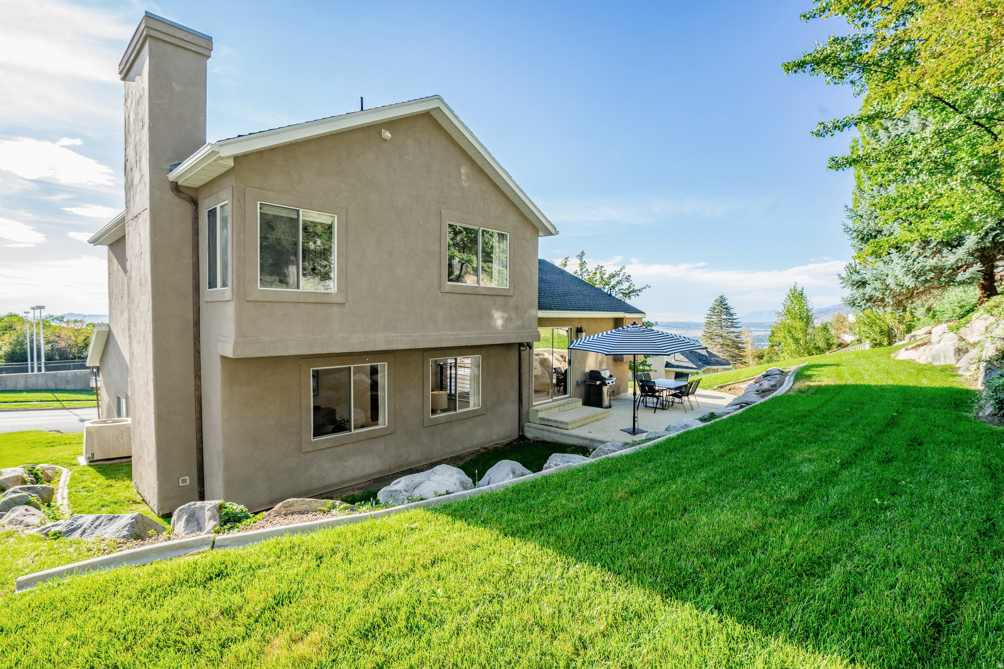 main property photo 28