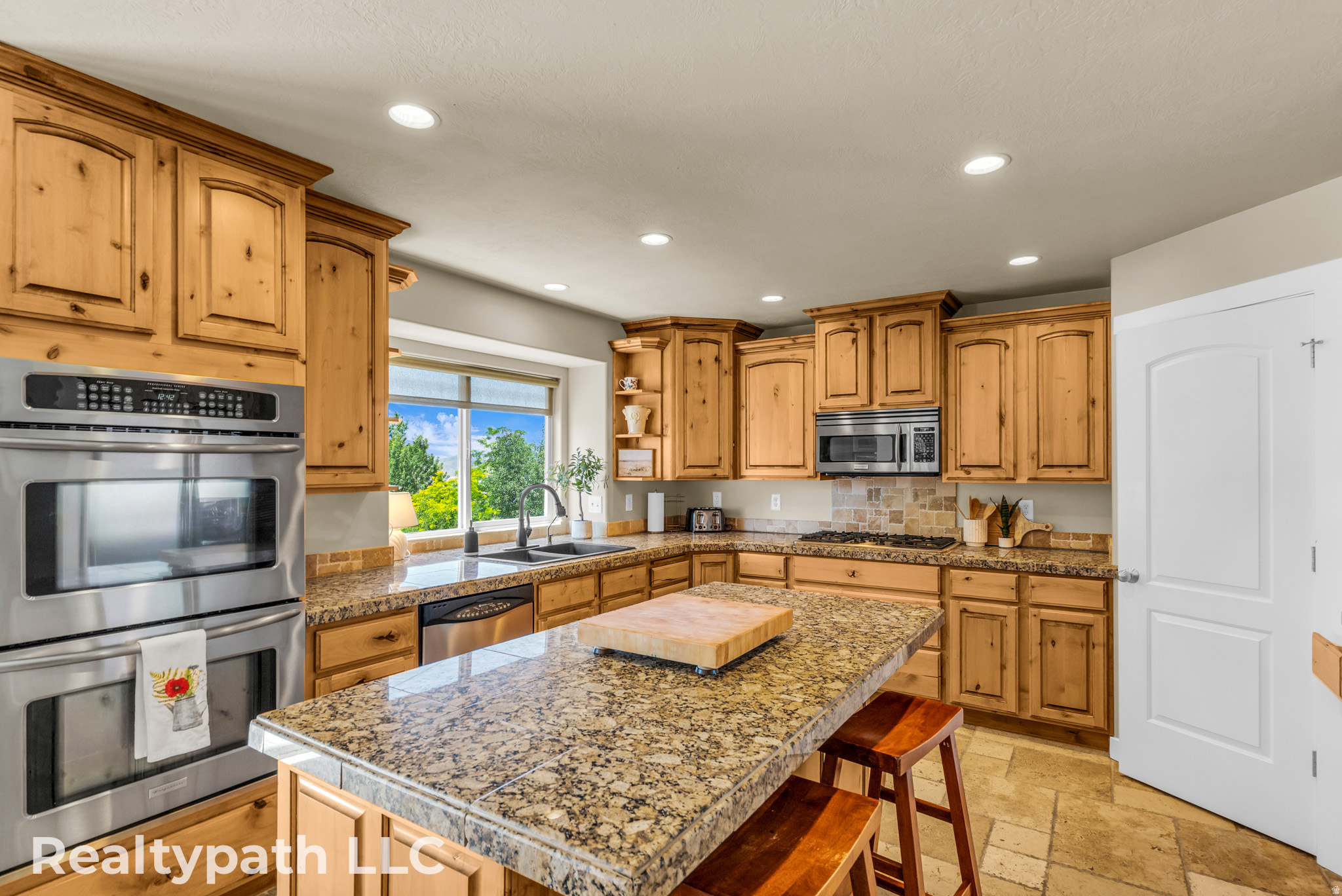 main property photo 28