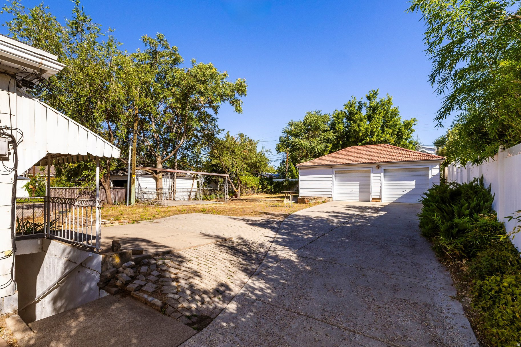 main property photo 28