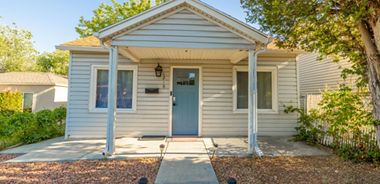 image of property with 1 Bed | 3 Bath | 883 Sqft