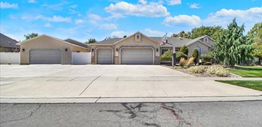 image of property with 6 Bed | 4 Bath | 3,582 Sqft