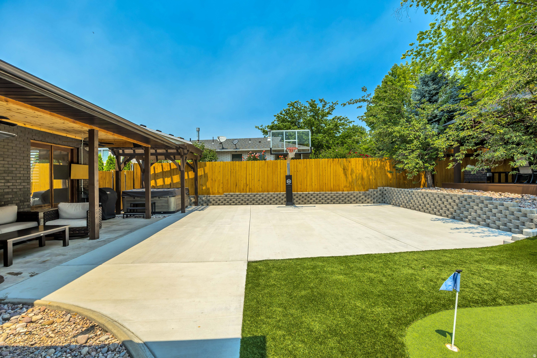 main property photo 40