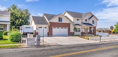 image of property with 6 Bed | 4 Bath | 4,051 Sqft
