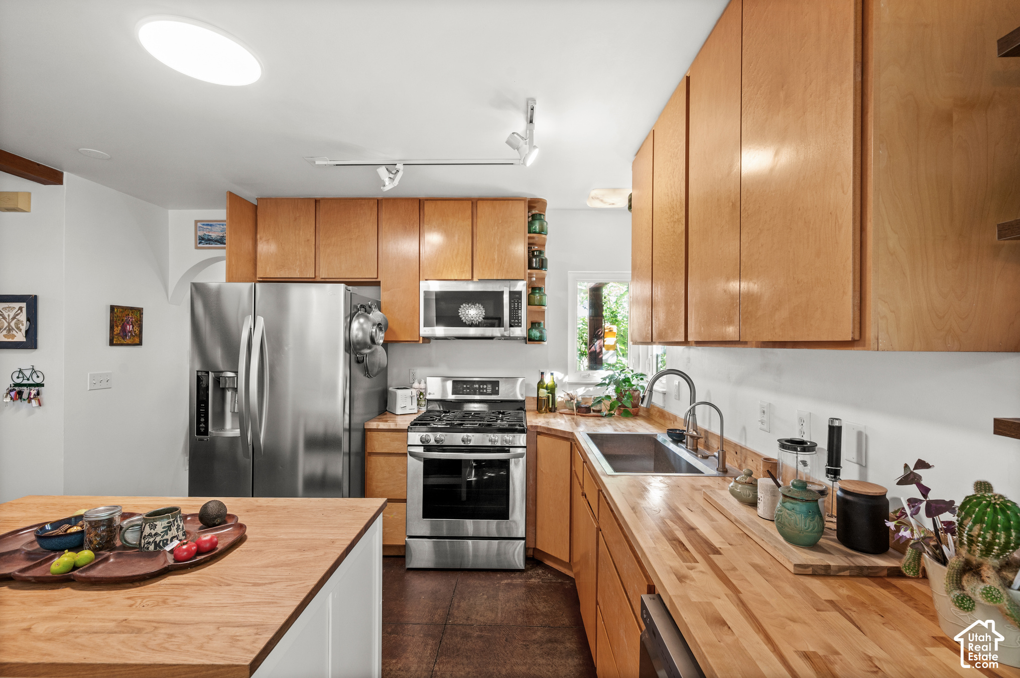main property photo 10