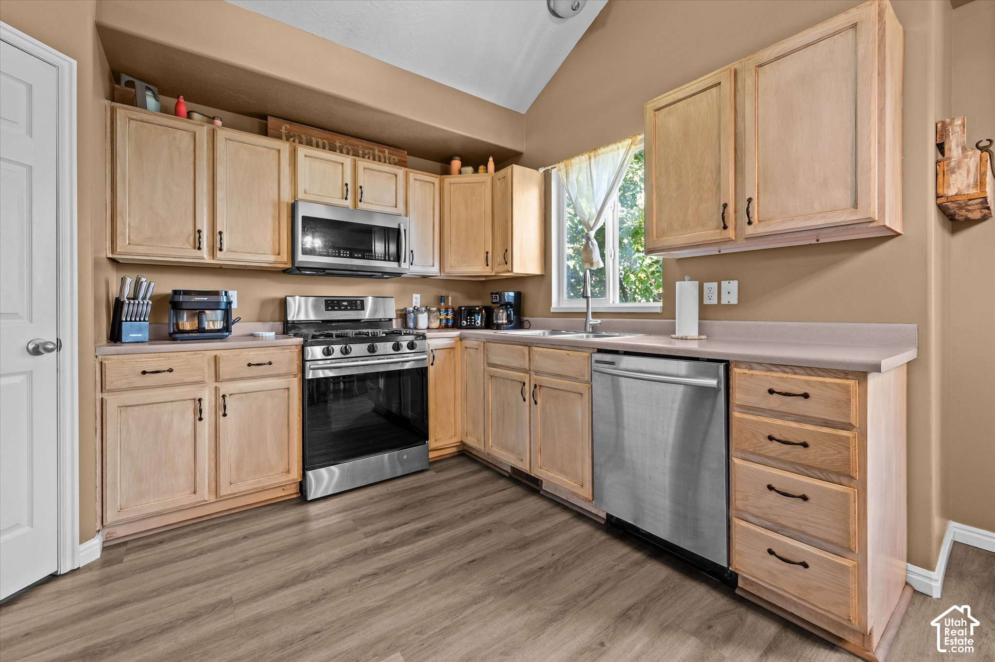 main property photo 8