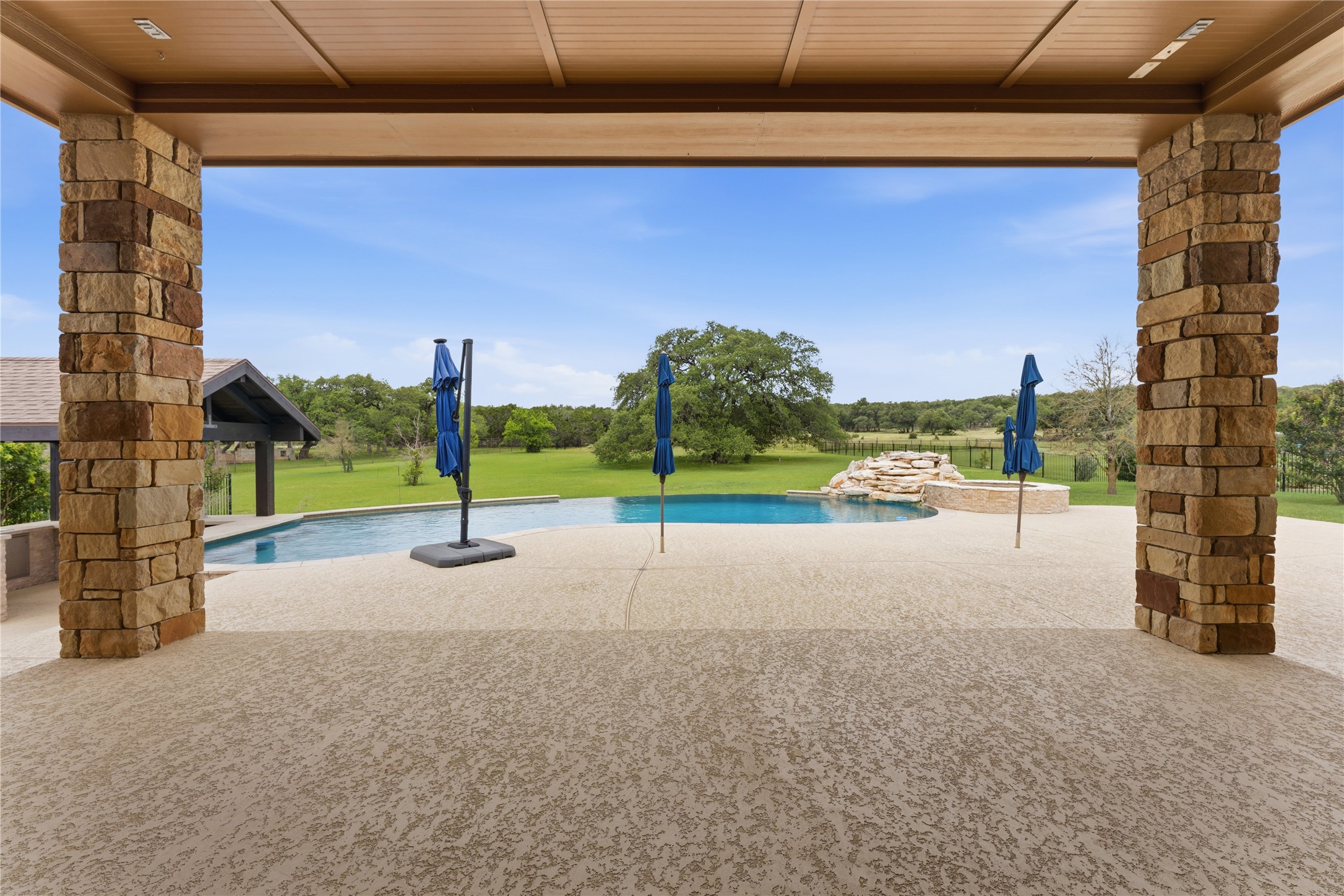 main property photo 28