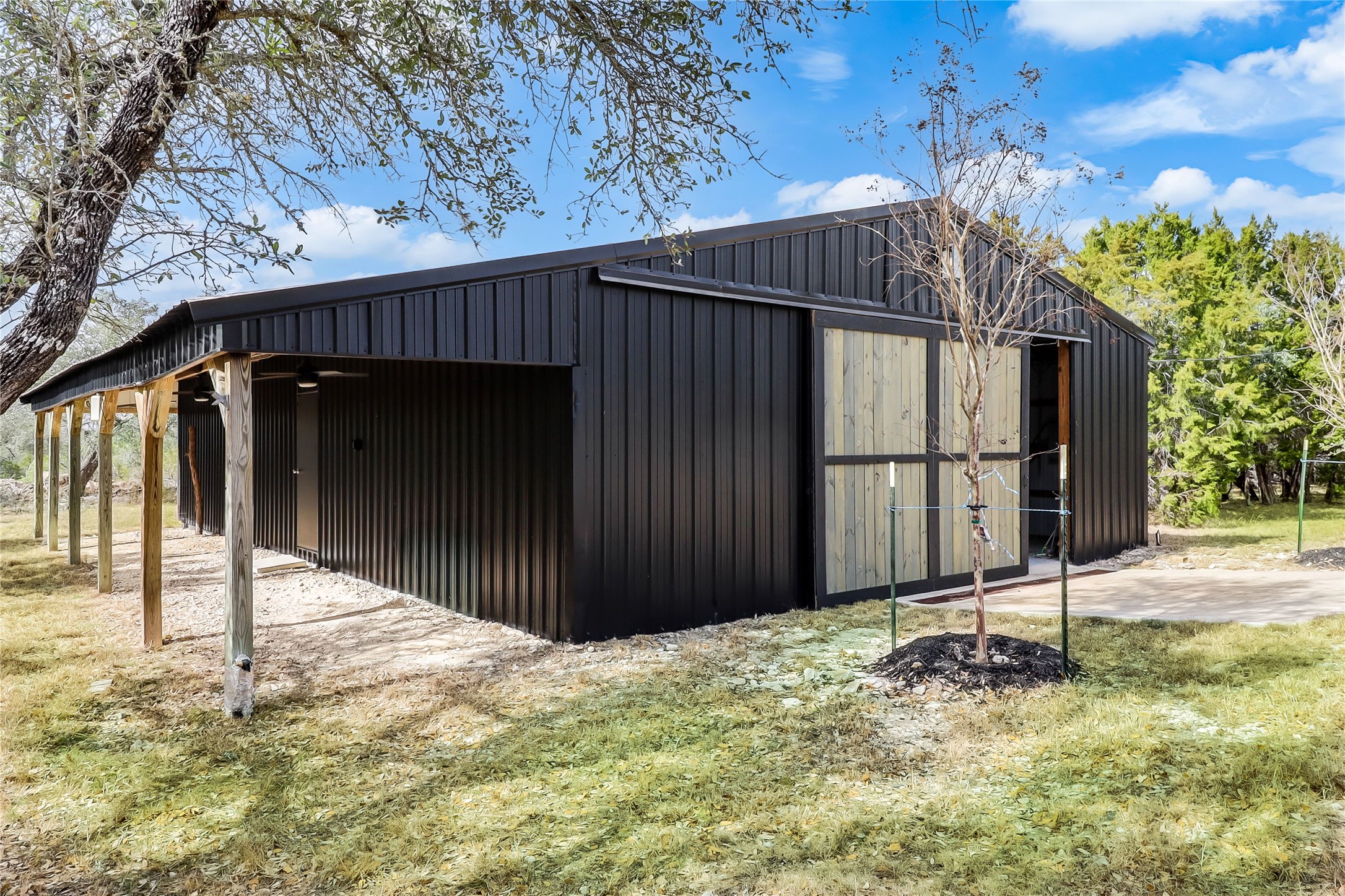 main property photo 28