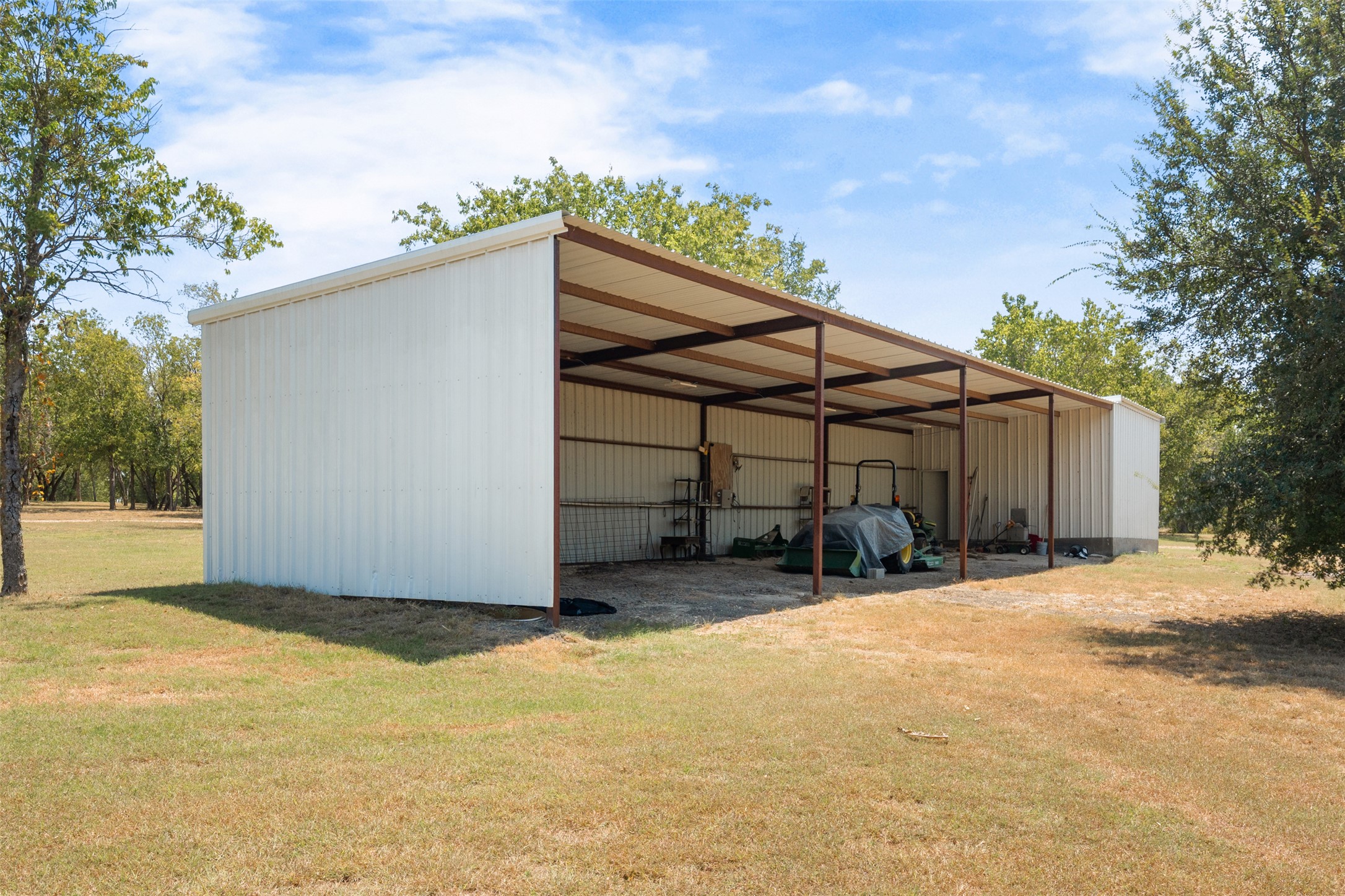 main property photo 28