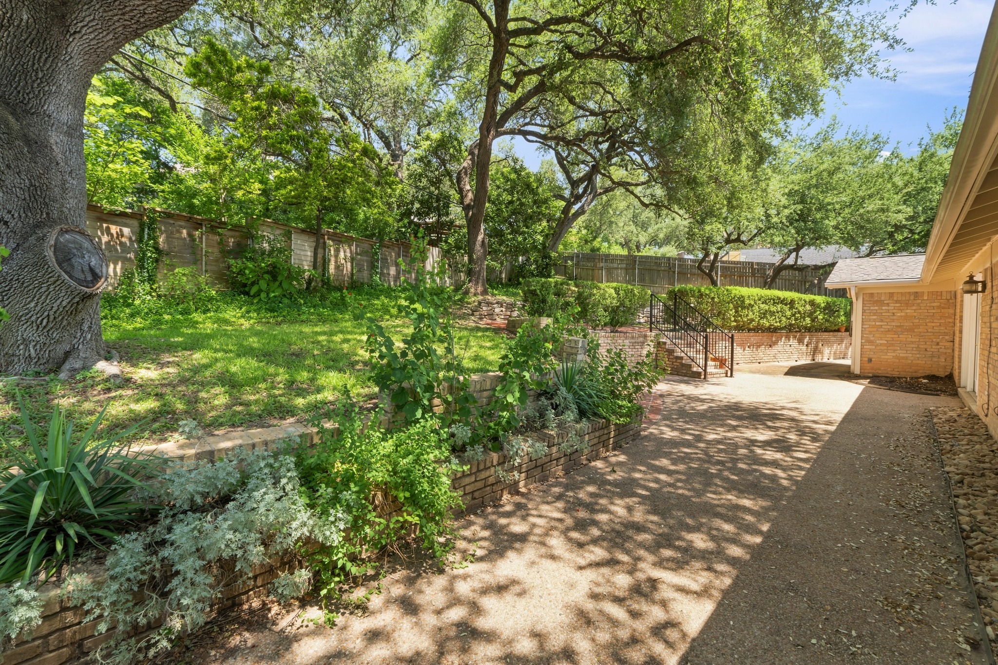 main property photo 28
