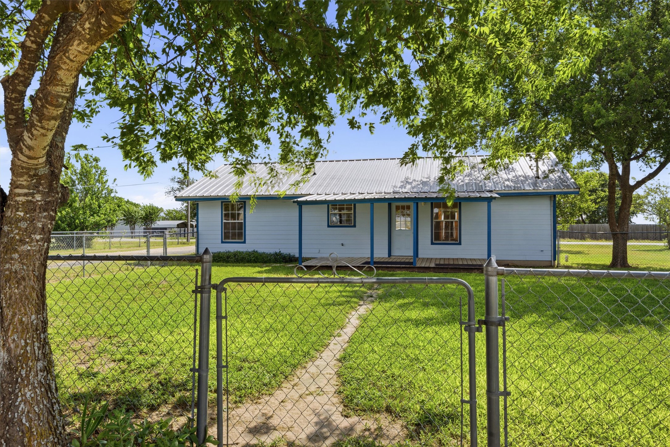 main property photo 28