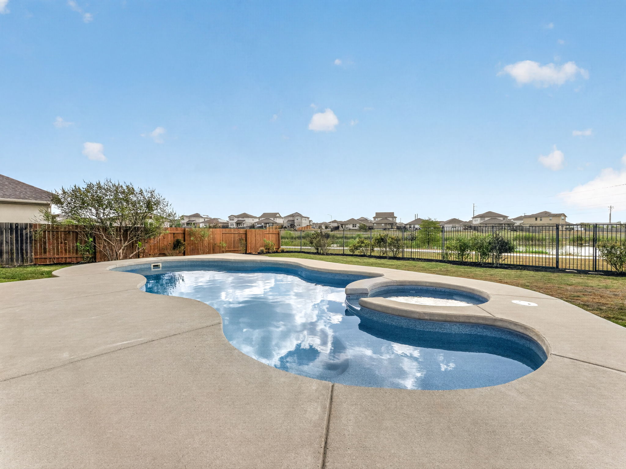 main property photo 23