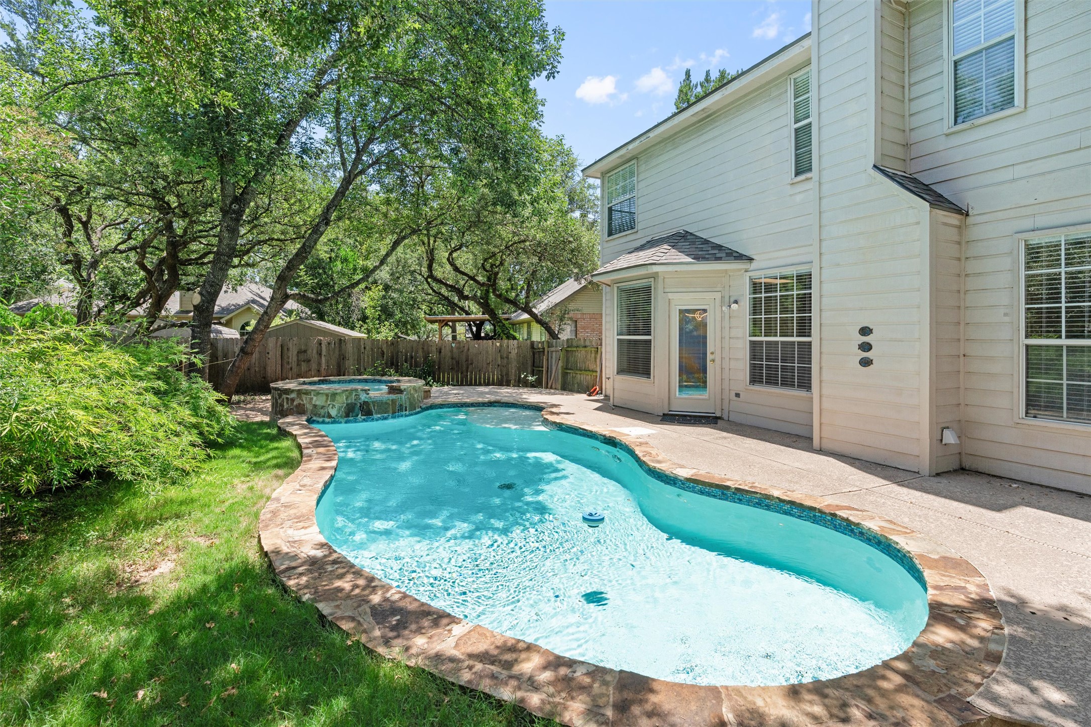 main property photo 23
