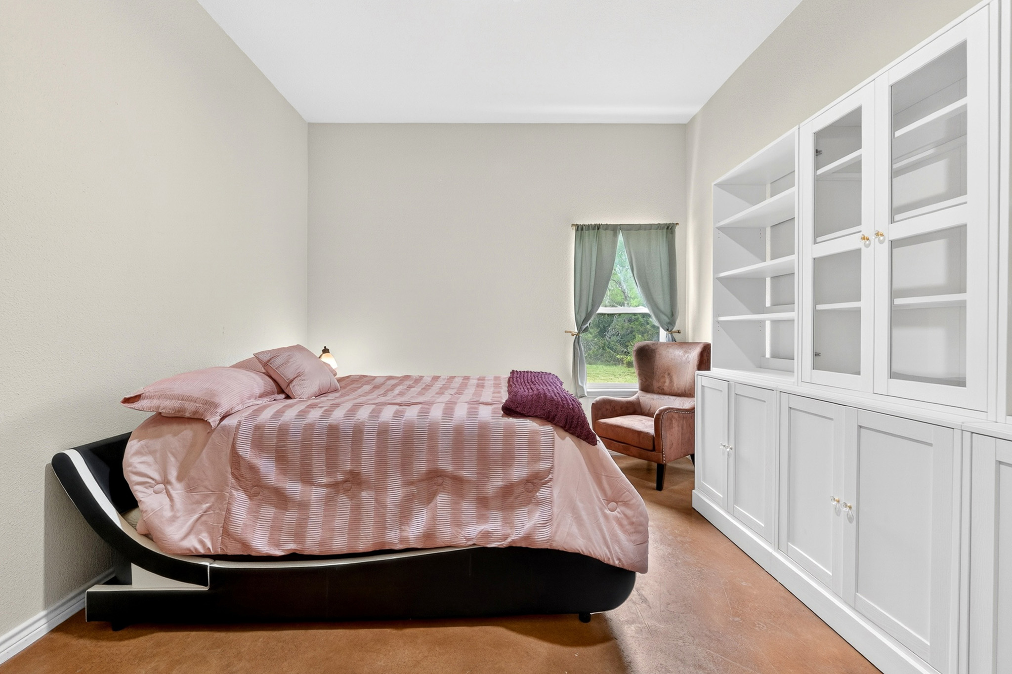 main property photo 12
