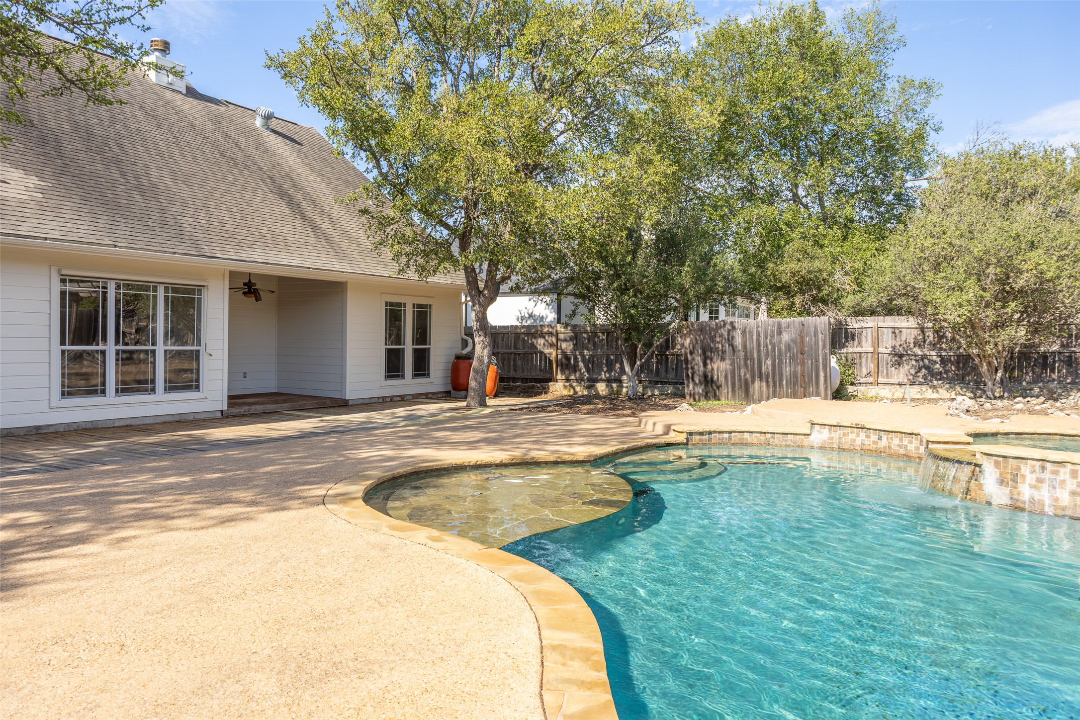 main property photo 23