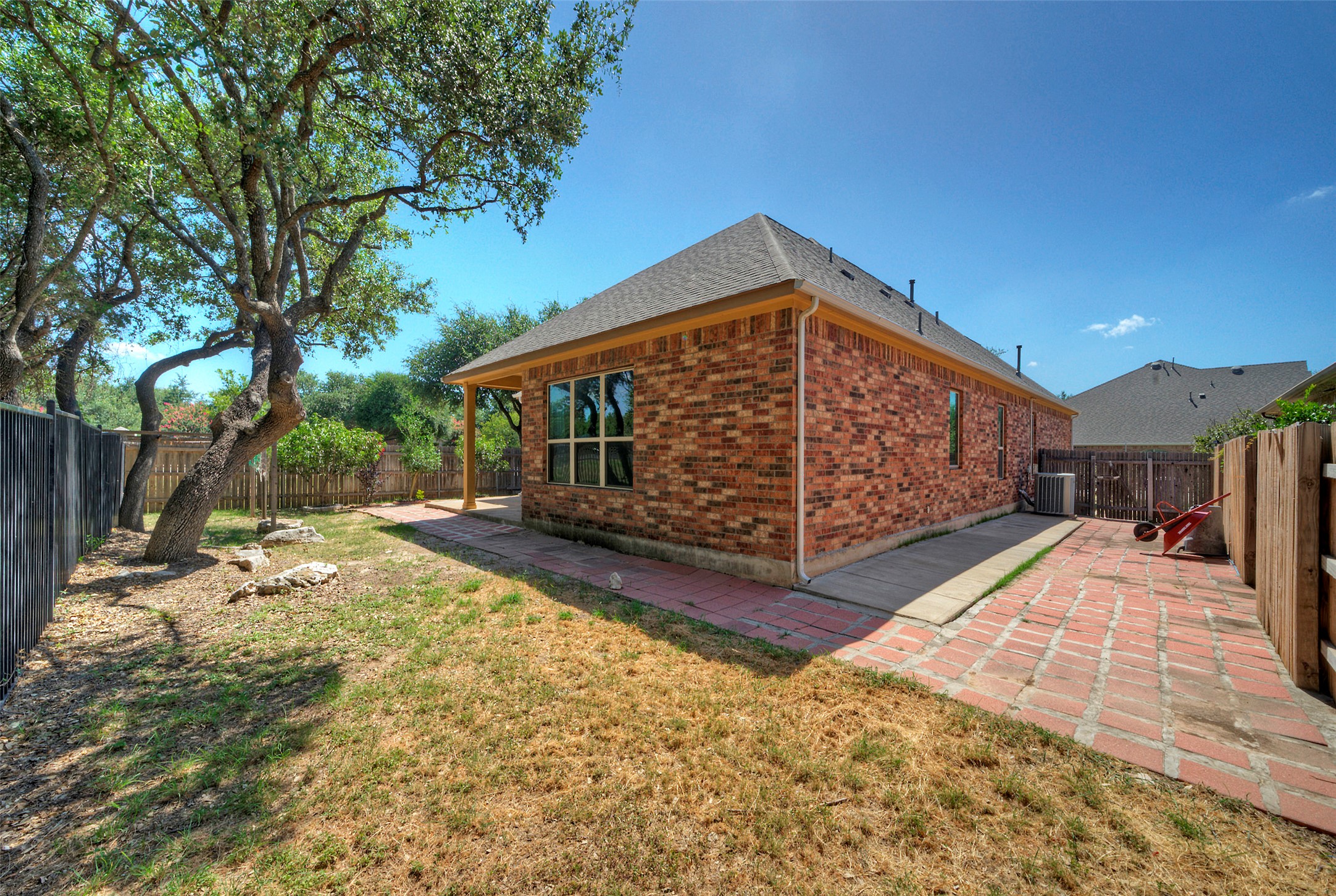 main property photo 28