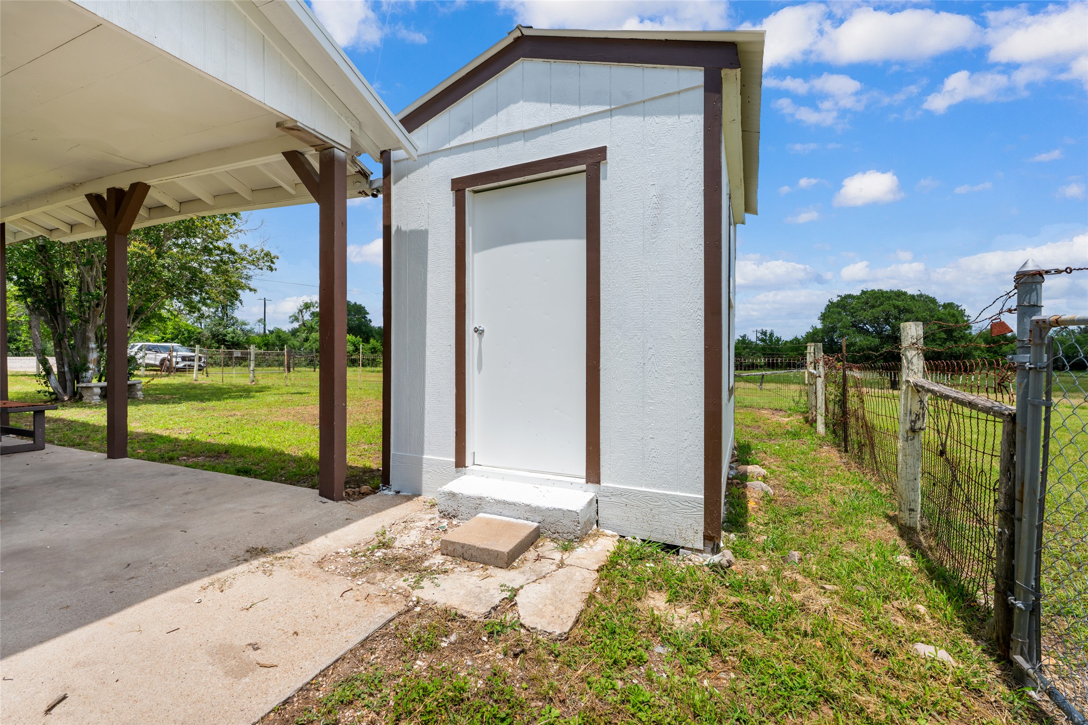 main property photo 28