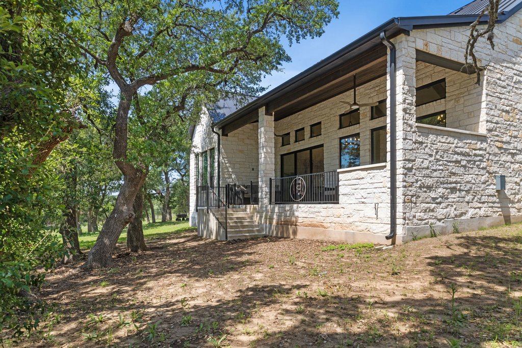 main property photo 28
