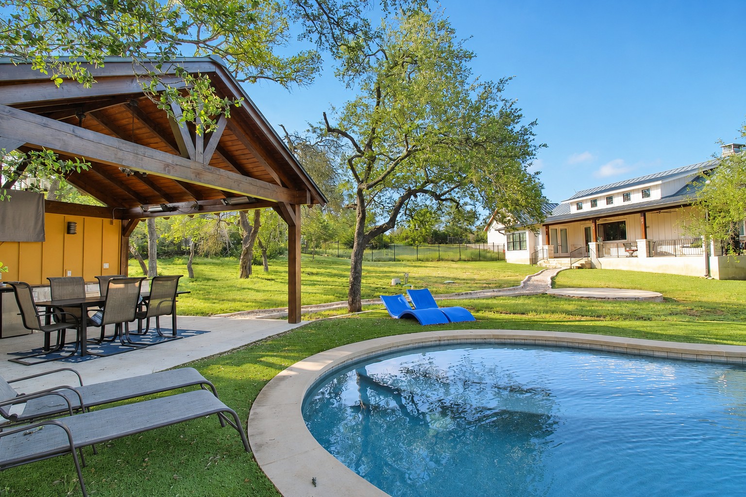 main property photo 9