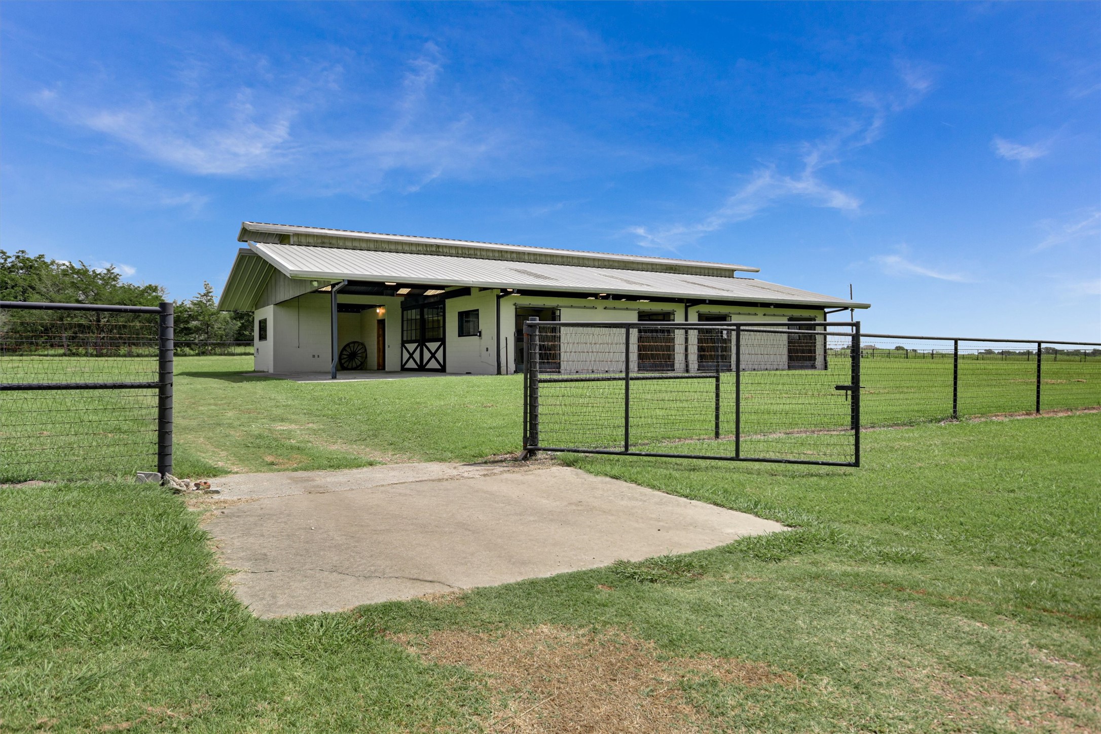 main property photo 28