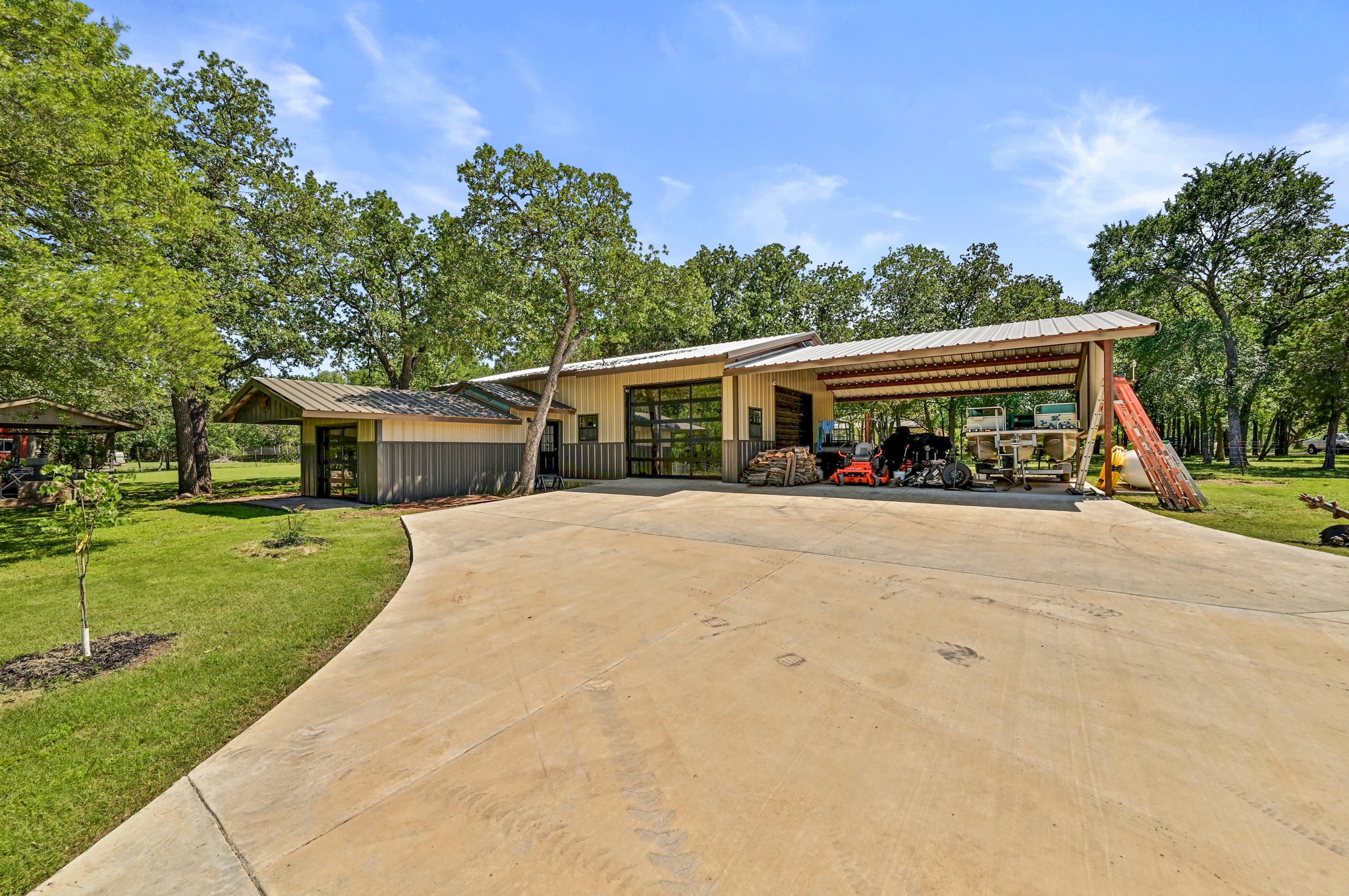main property photo 28