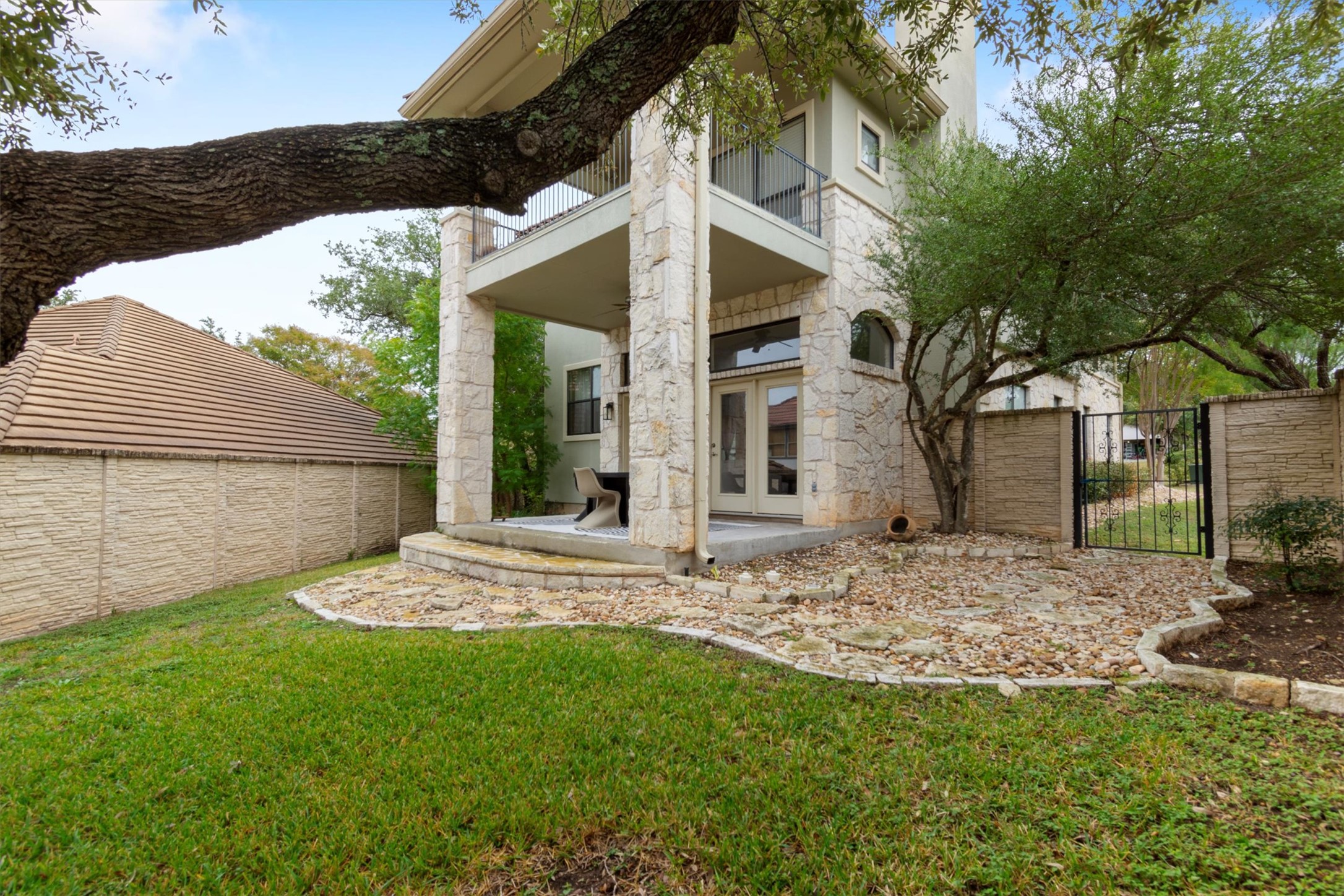 main property photo 32