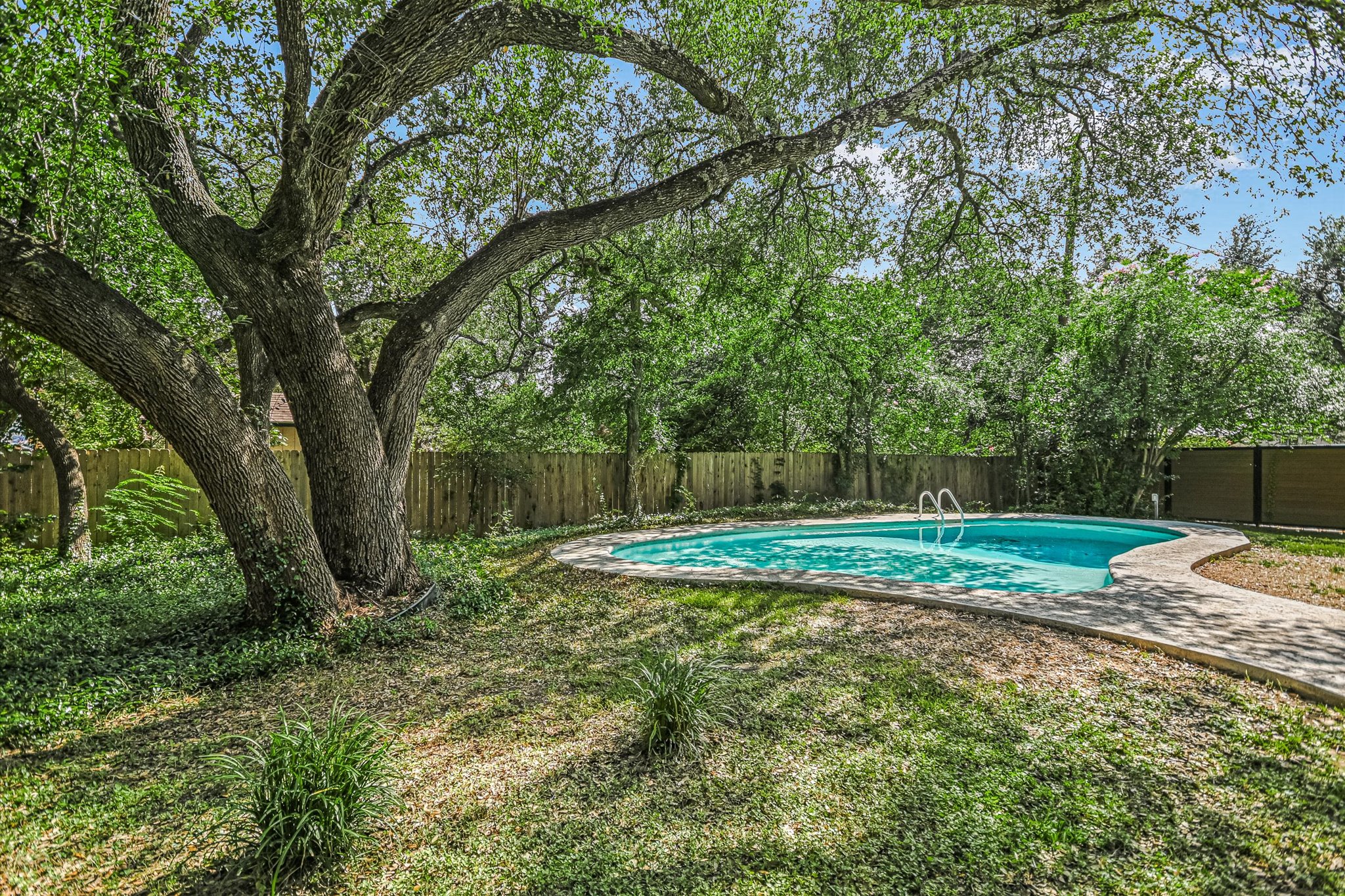 main property photo 25