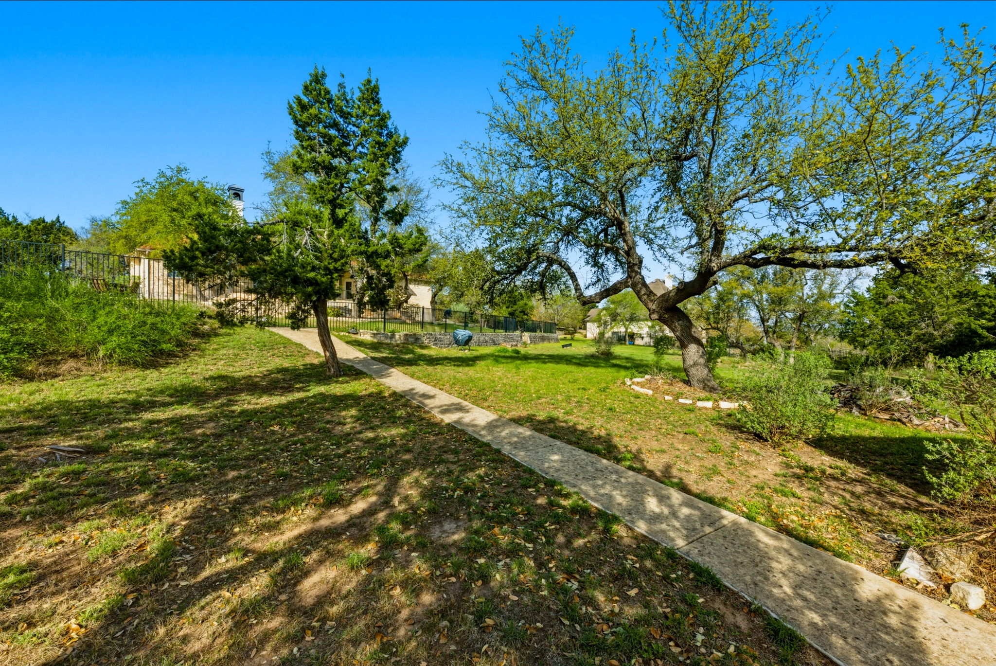 main property photo 32