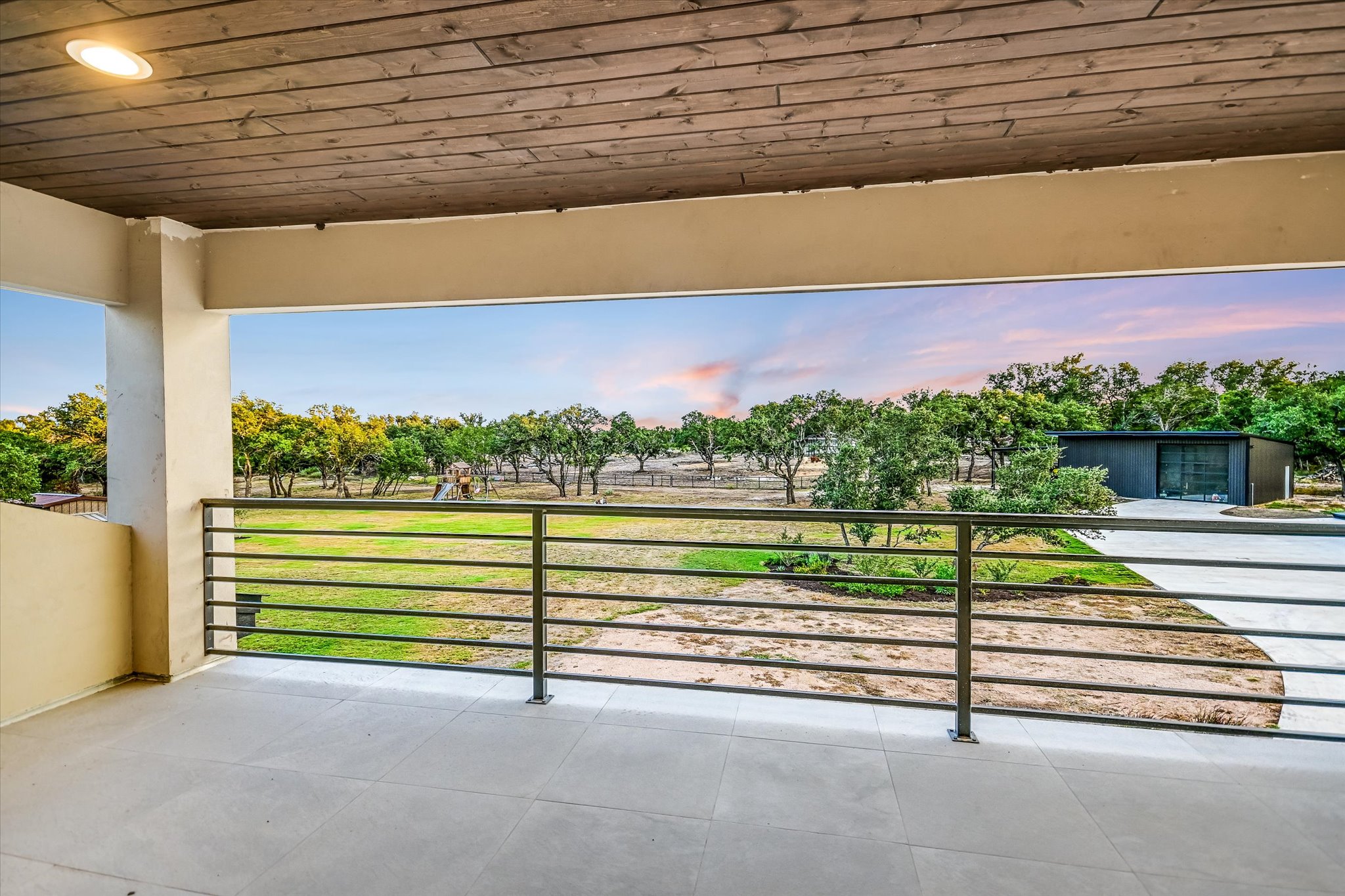main property photo 28