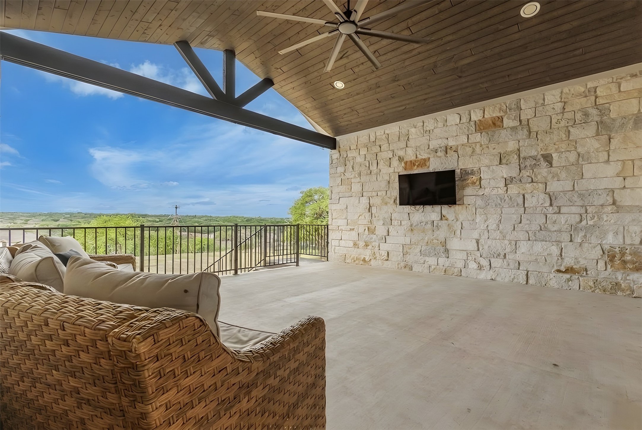 main property photo 28