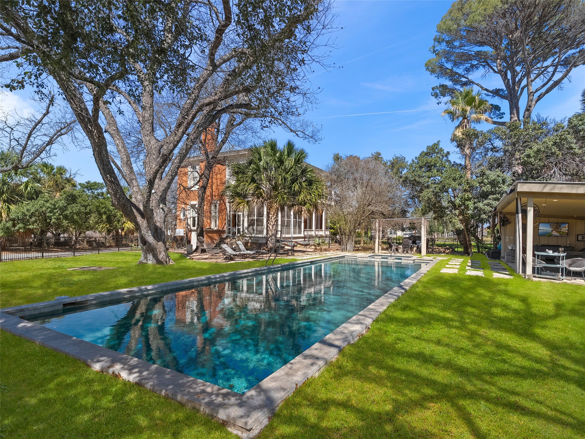 main property photo 30