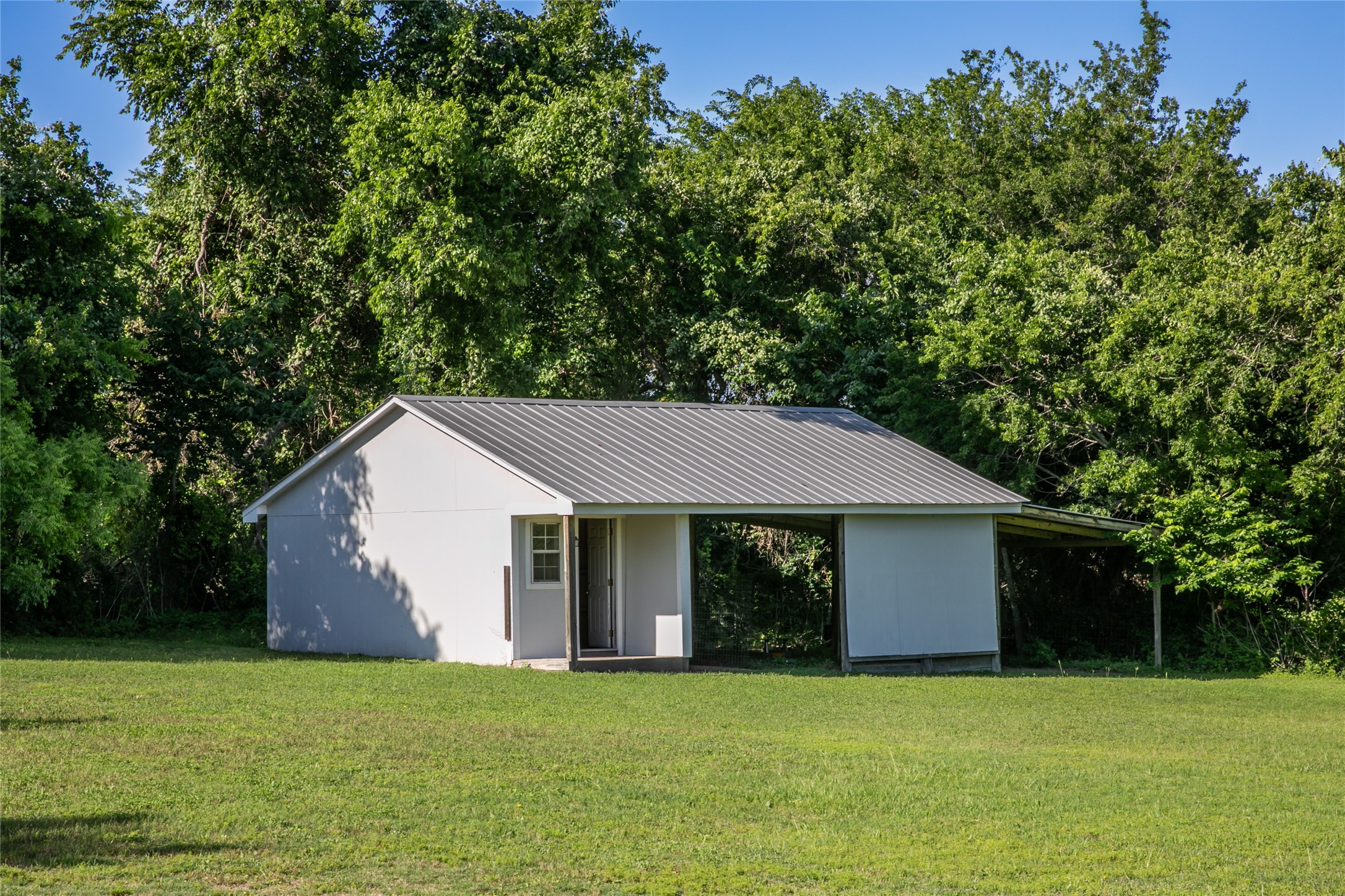 main property photo 28