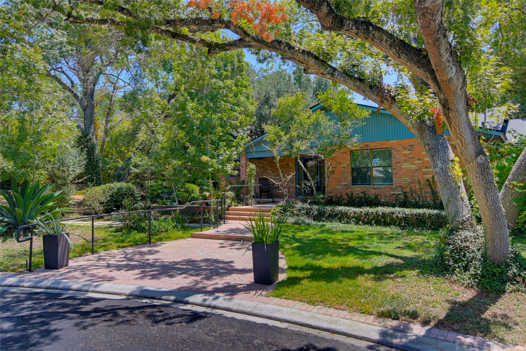 main property photo 37