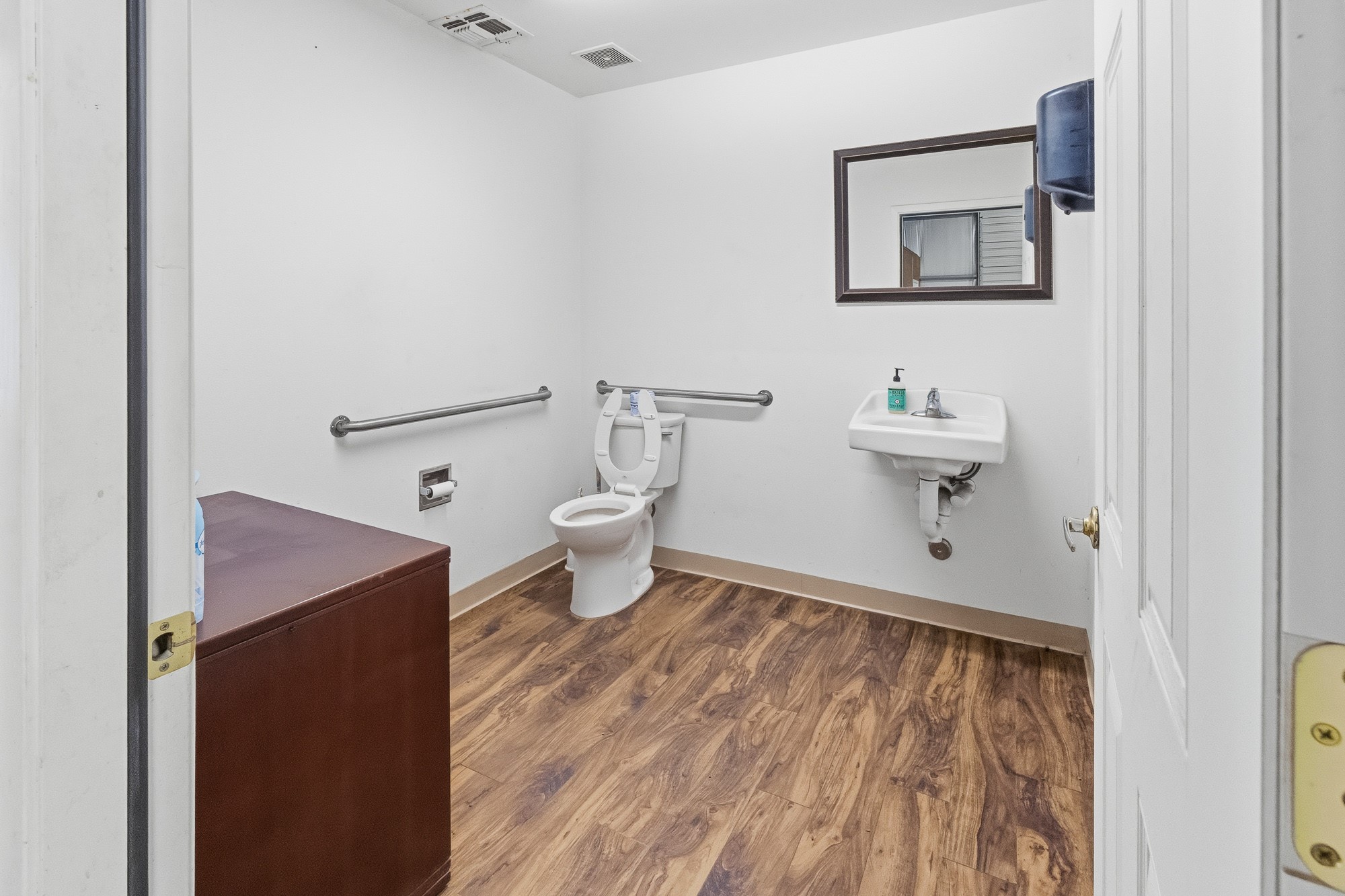main property photo 25