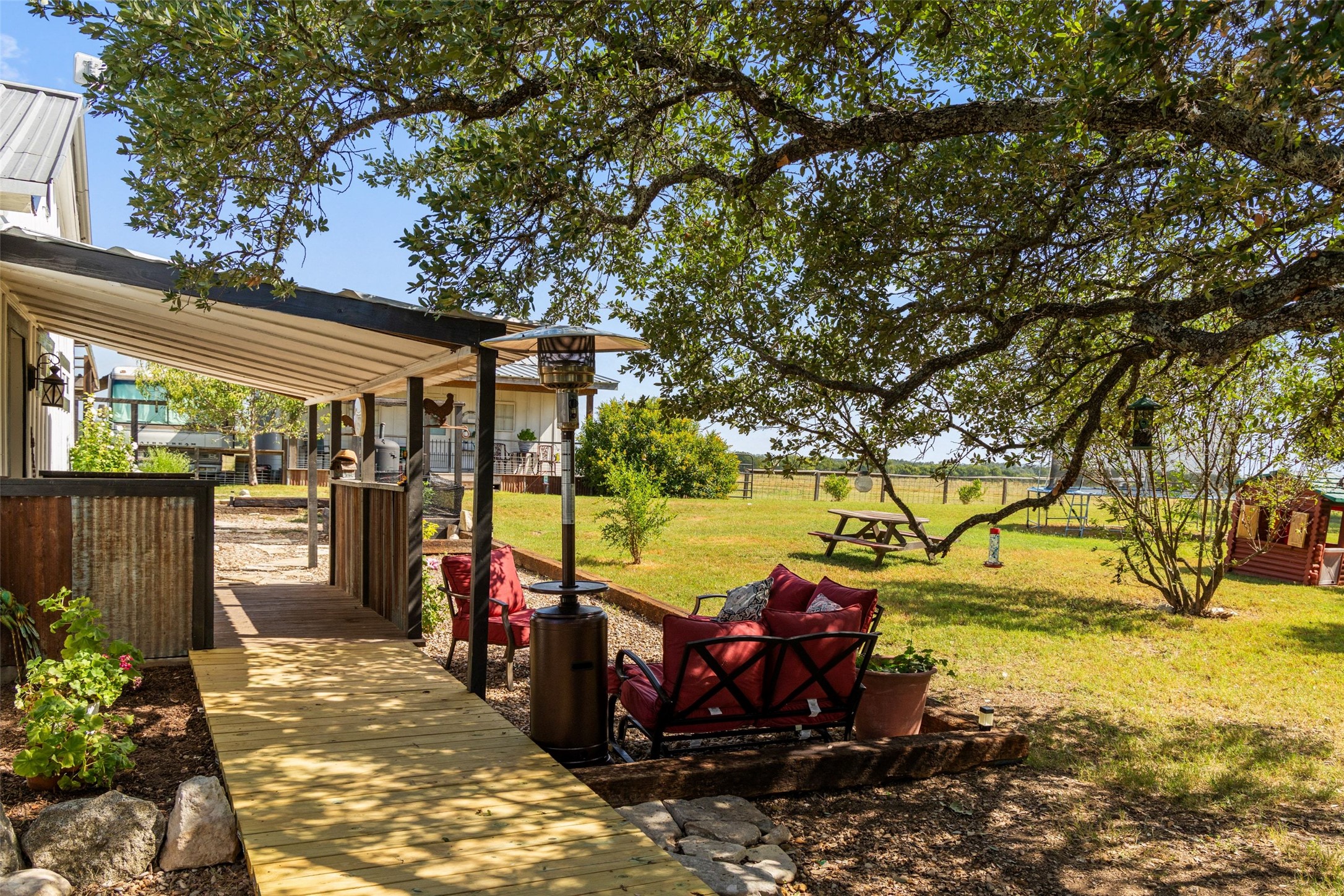 main property photo 28